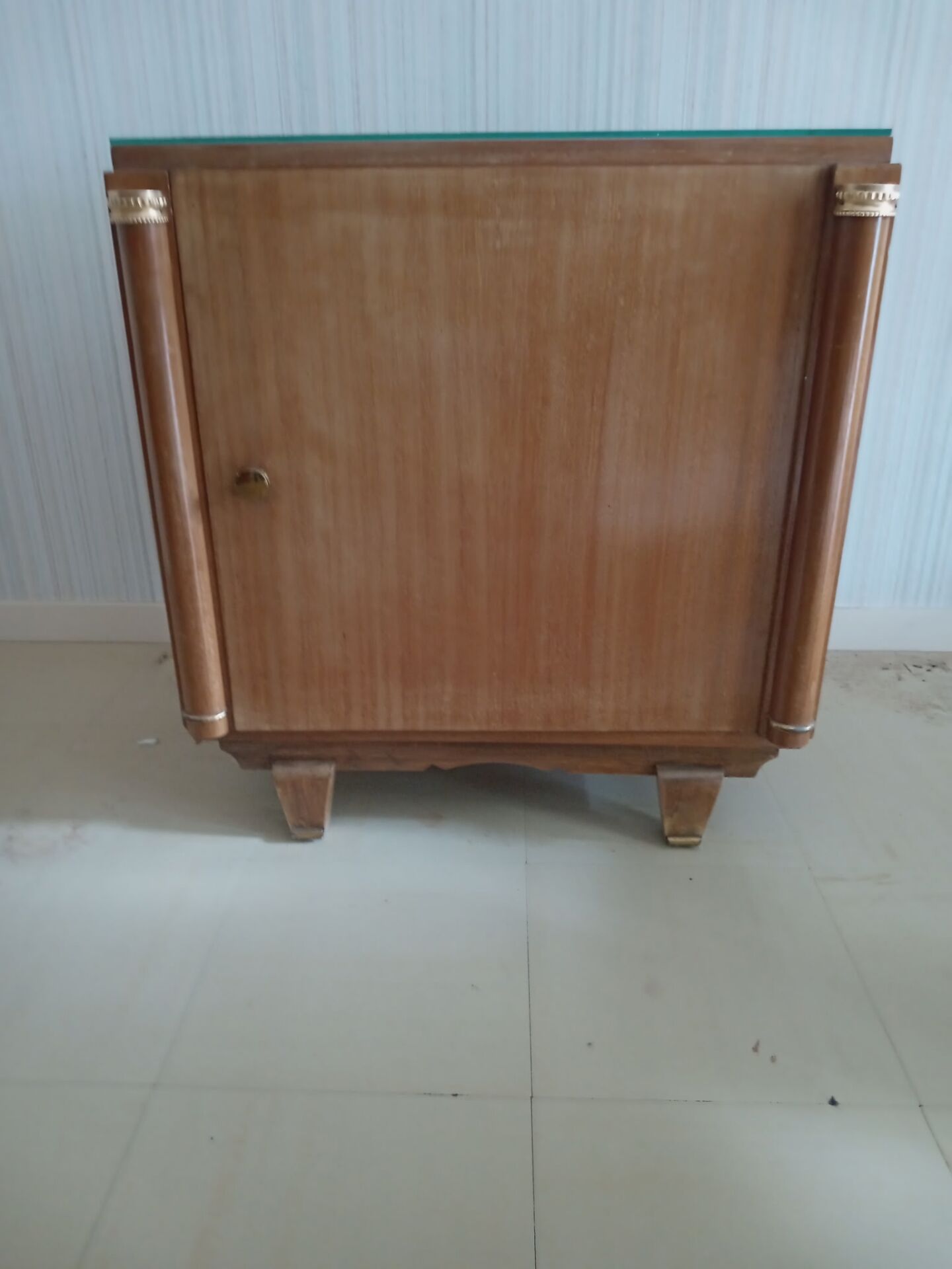 Furniture with 1 door