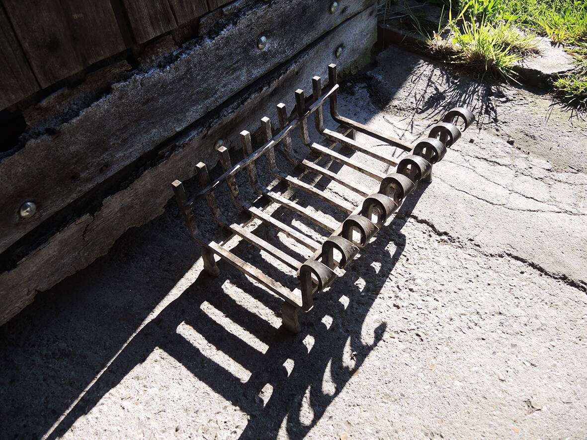 Ancienne grille de cheminée 9-barres en fer forgé