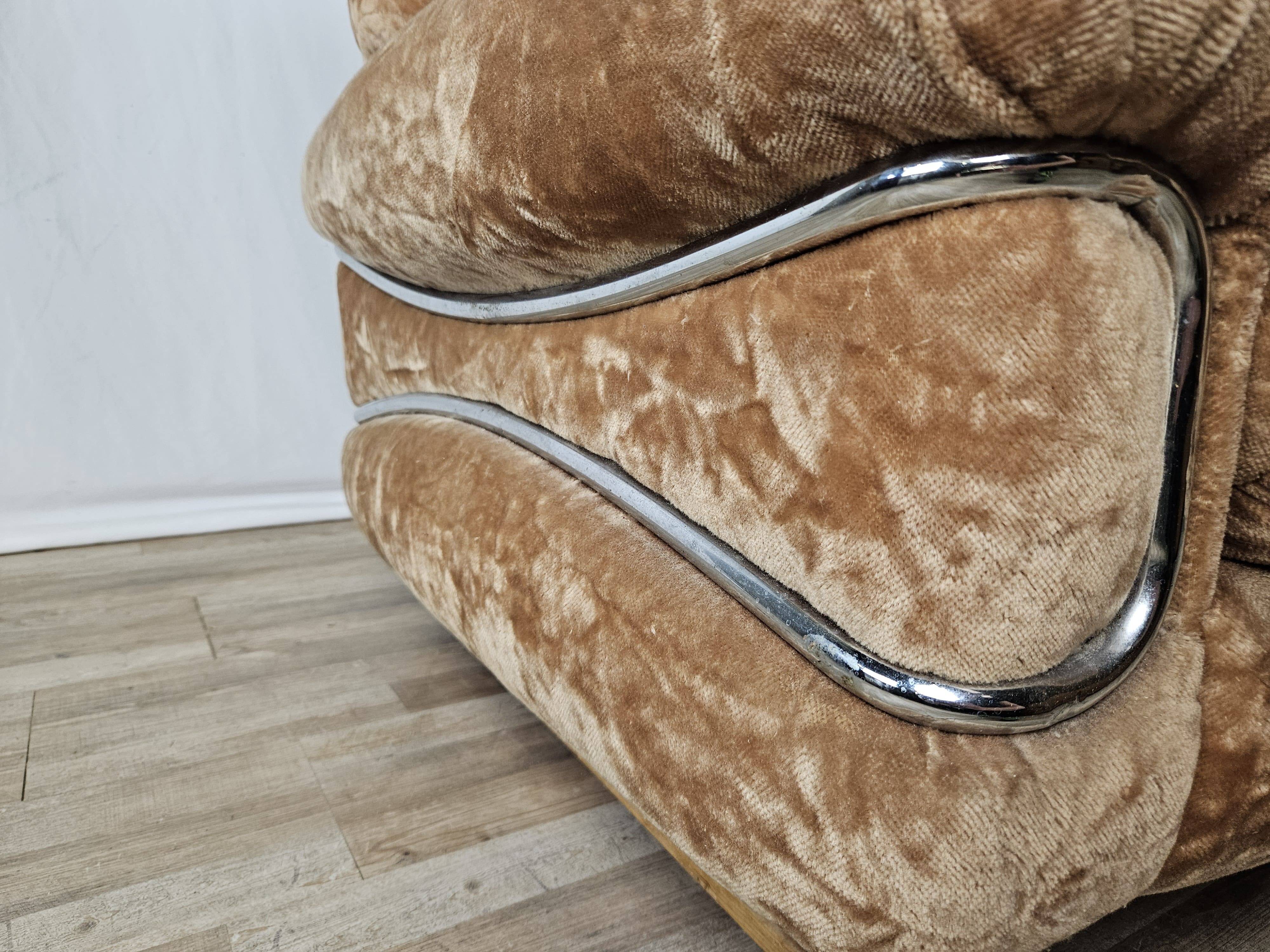 Fauteuil années 70 en tissu et acier