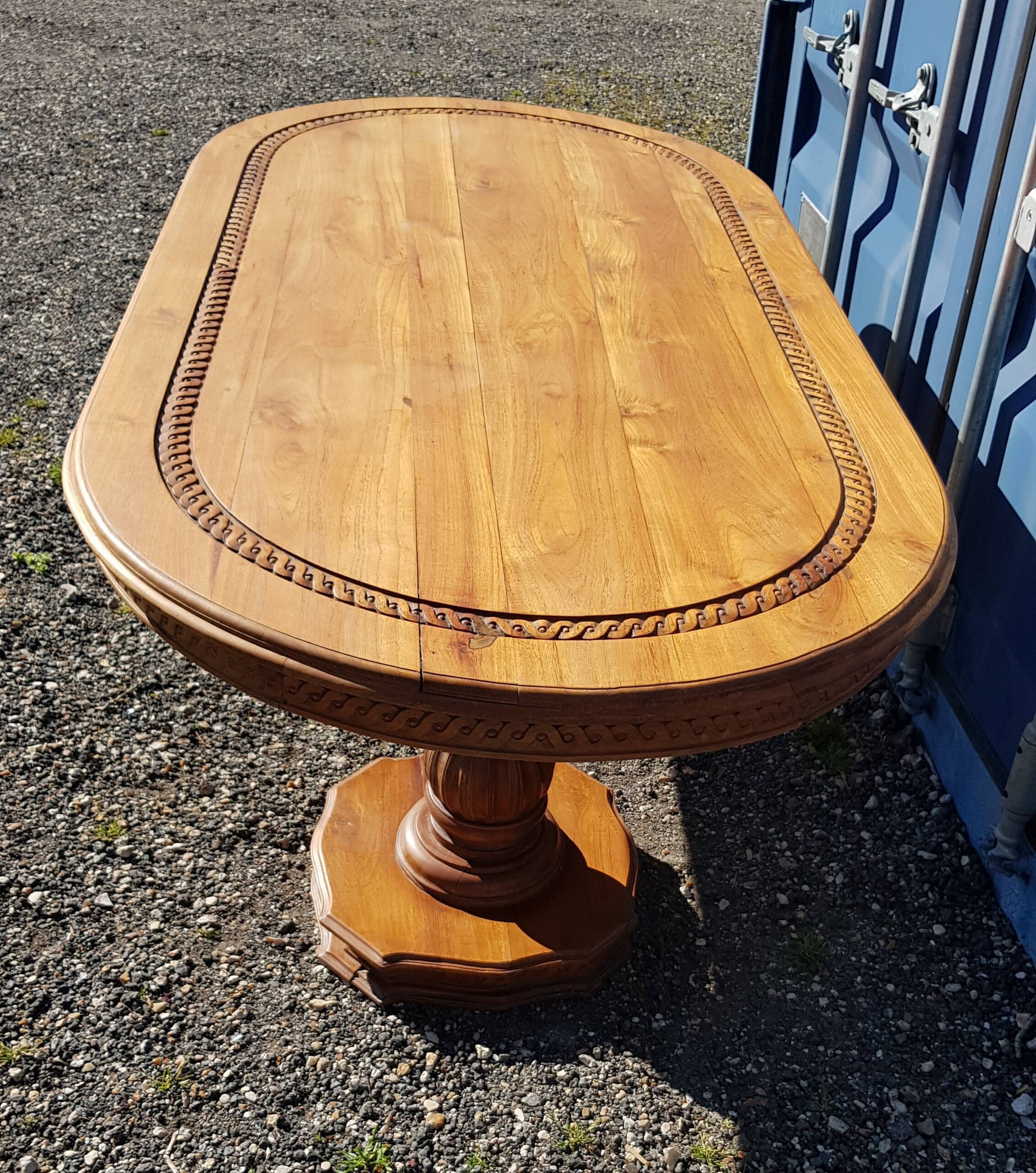 Oval dining table in solid teak
