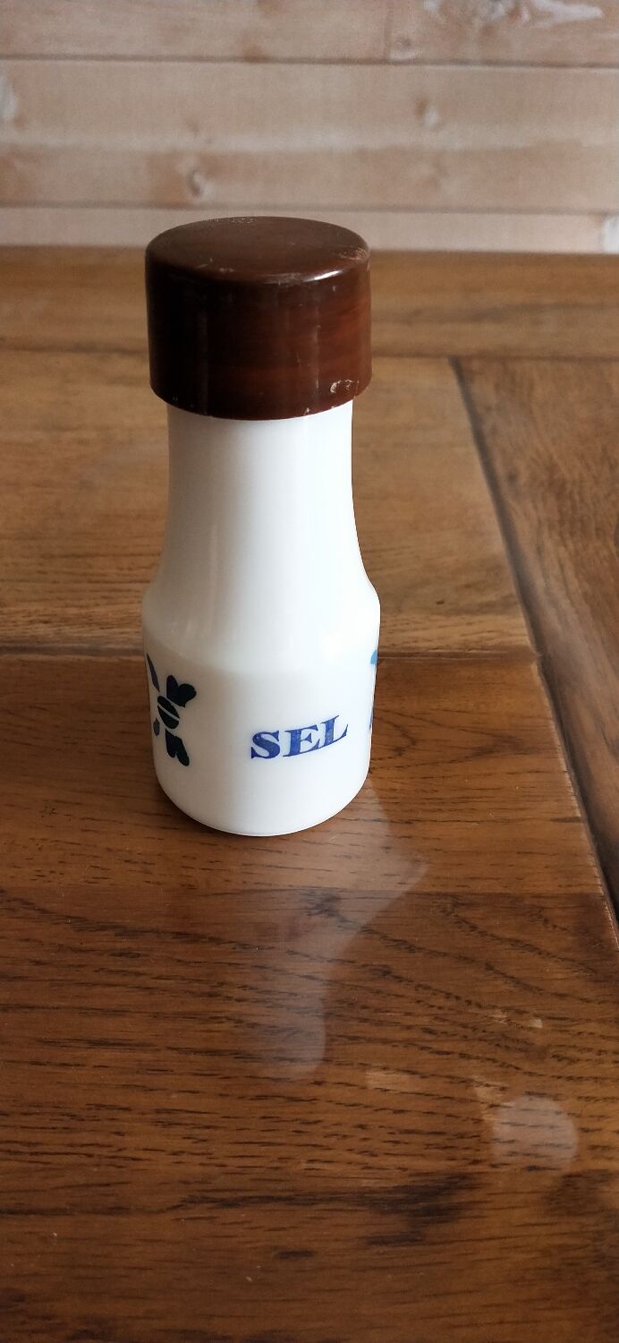 Mobil opaline salt shaker