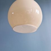 Suspension scandinave bulbeuse en opaline jaune, 1960