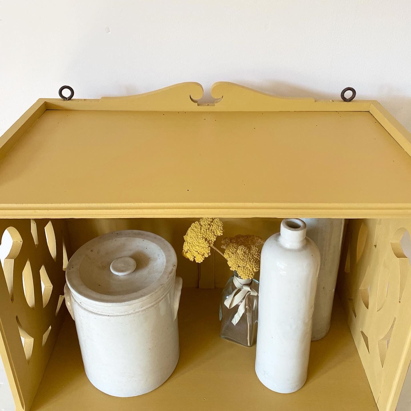 Fine yellow shelf XIXth