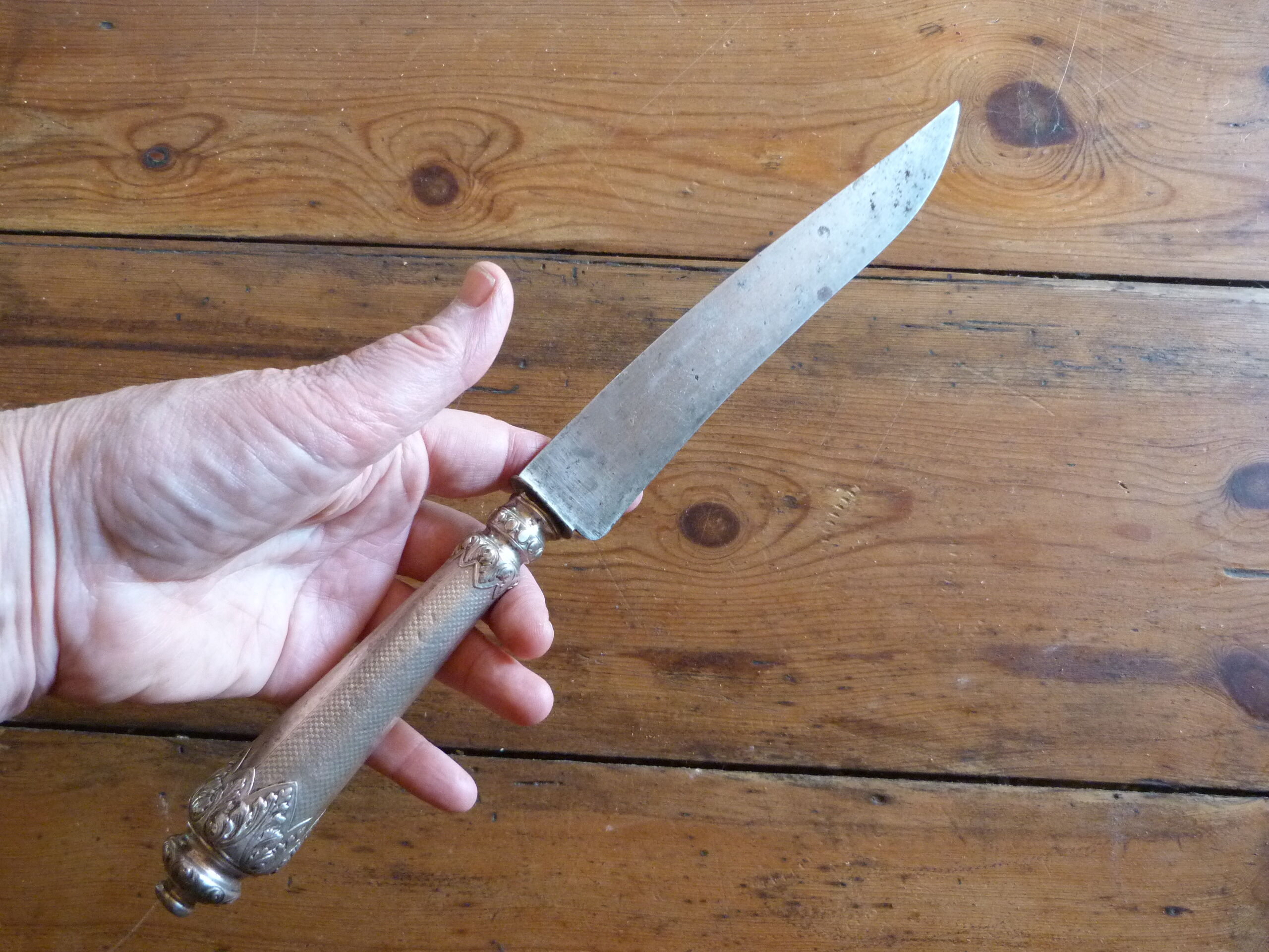 Douze couteaux à entremet manches en argent fourré. Dans un écrin