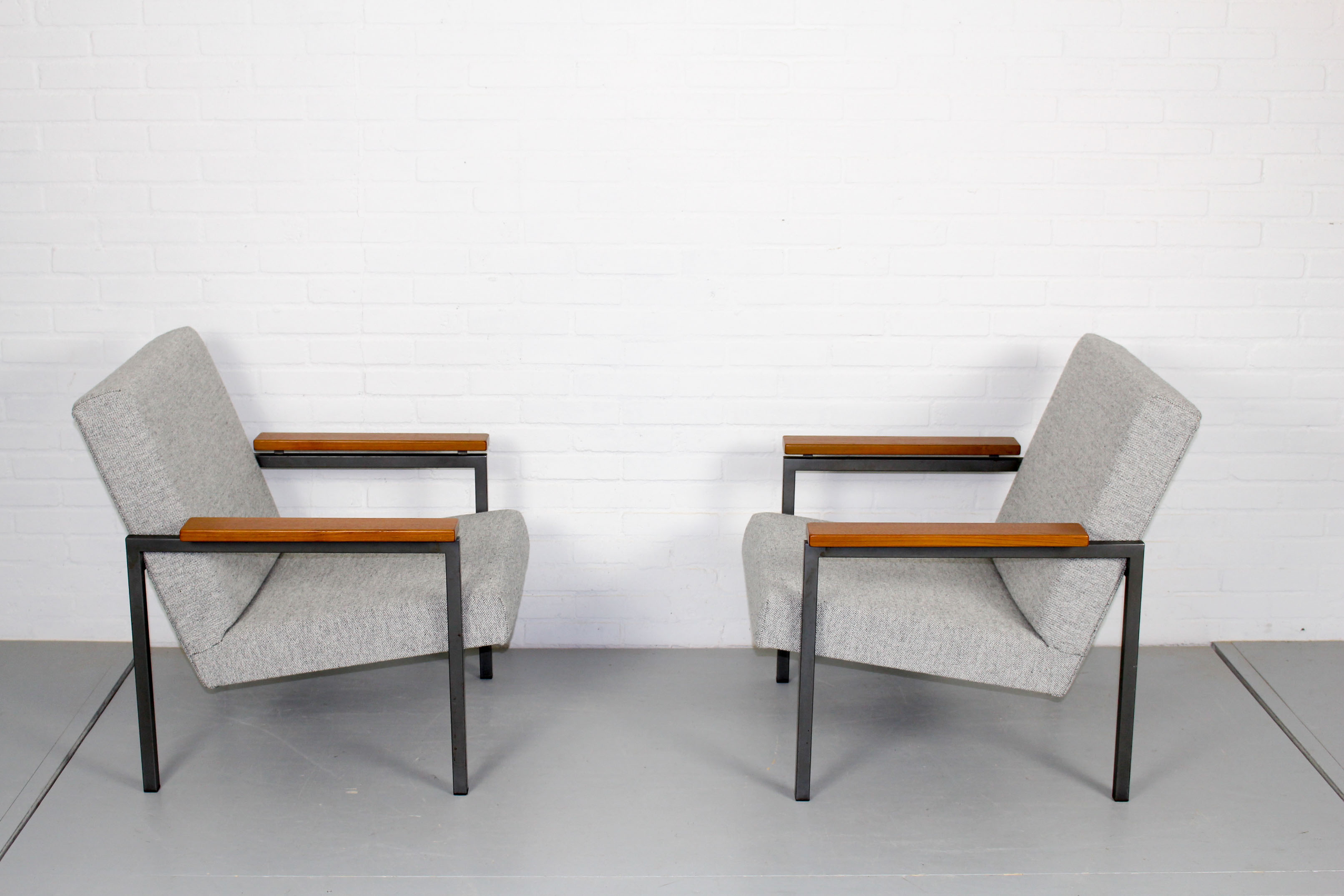 Méridienne Rob Parry et chaises longues avec accoudoirs en teck
