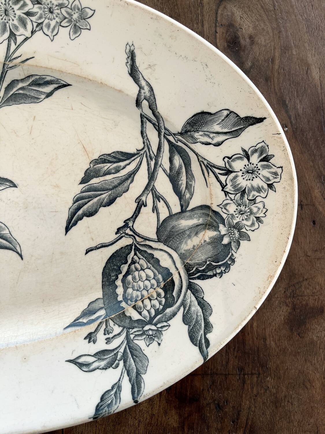 Plat ovale décor fruits en terre de fer de Grigny