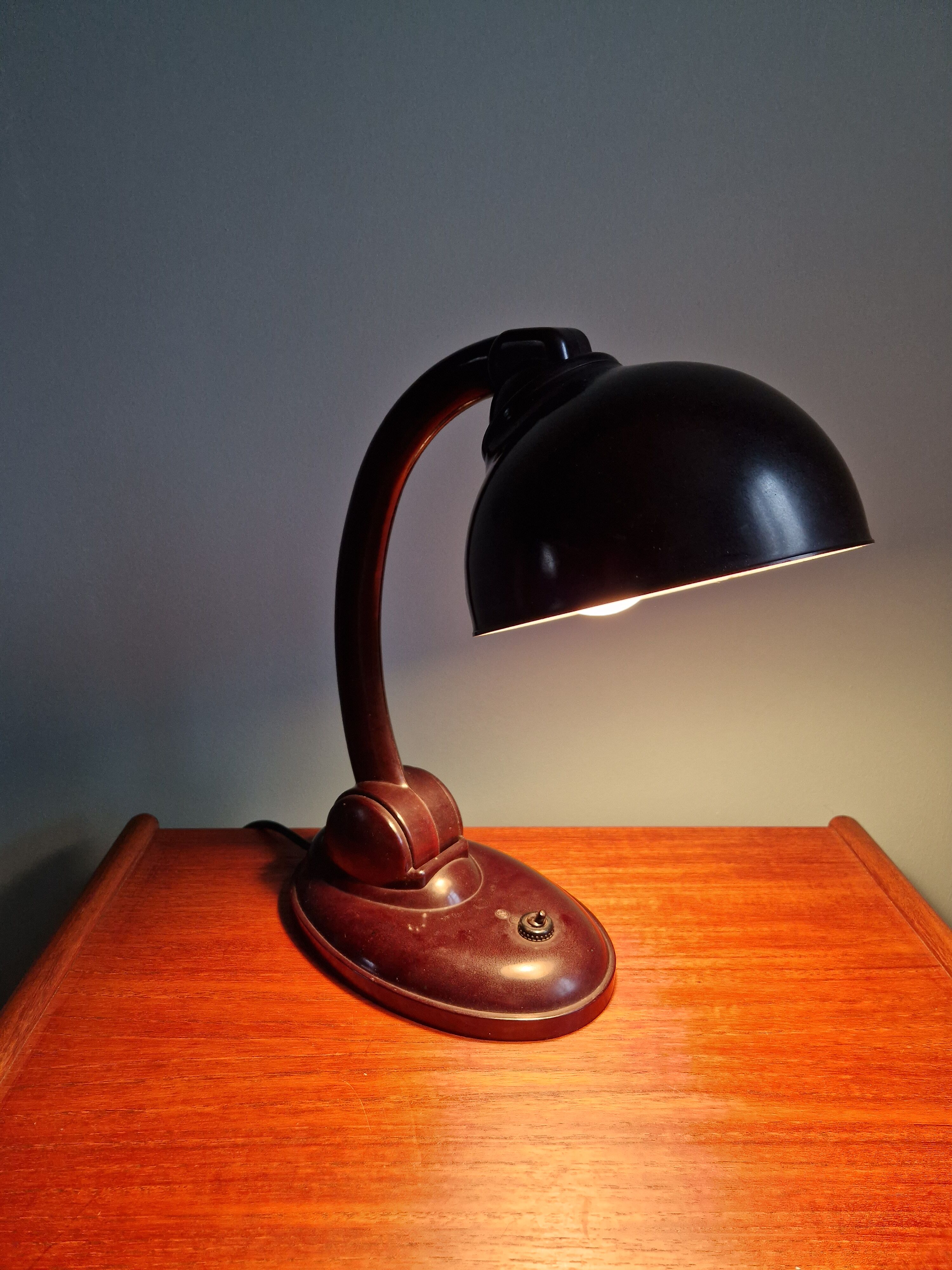 Brown Bakelite desk lamp, Eric Kirkman Cole, 1930s