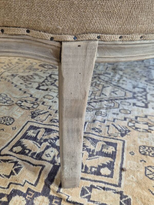 Banquette style Louis XV en tissu rose et toile de jute