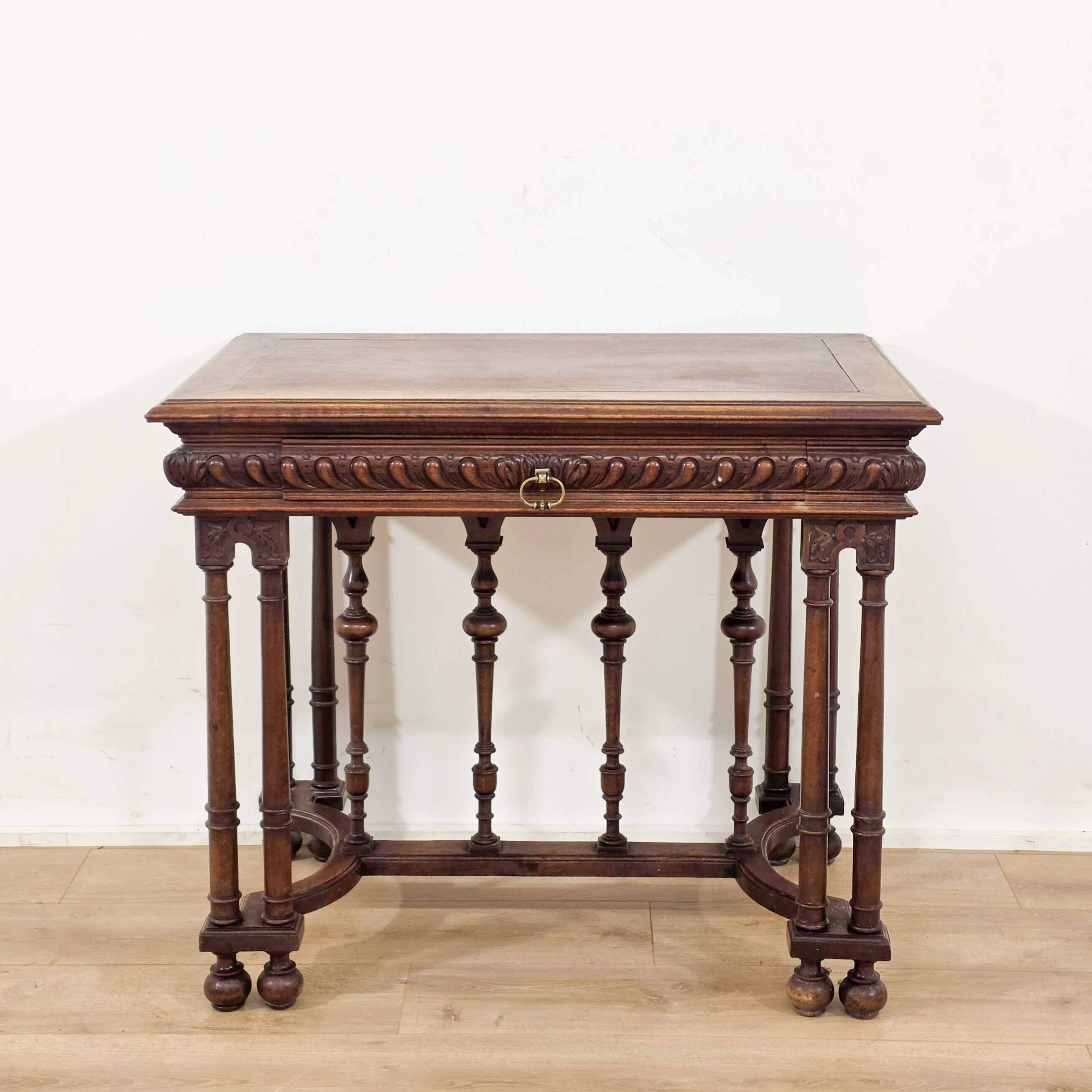 Bureau d’écrivain en noyer sculpté de style Renaissance, fin du XIXe siècle