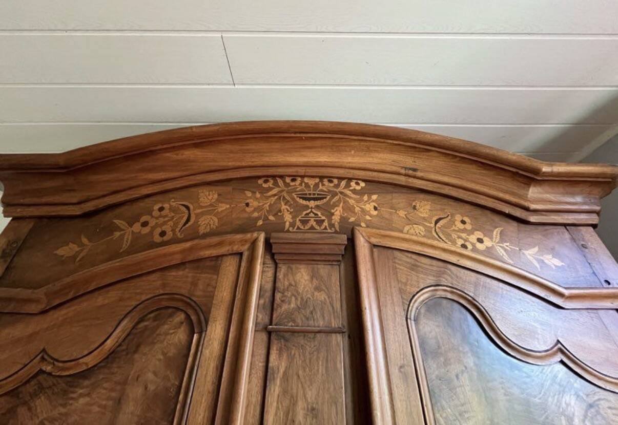 Castle wardrobe in solid walnut - Antique piece