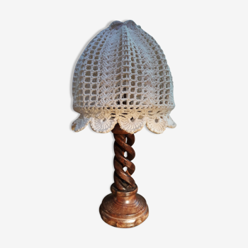 Lampe  bois massif tourner  et abat jour coton au crochet 1960/70