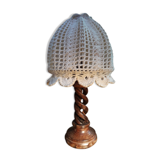 Lampe  bois massif tourner  et abat jour coton au crochet 1960/70