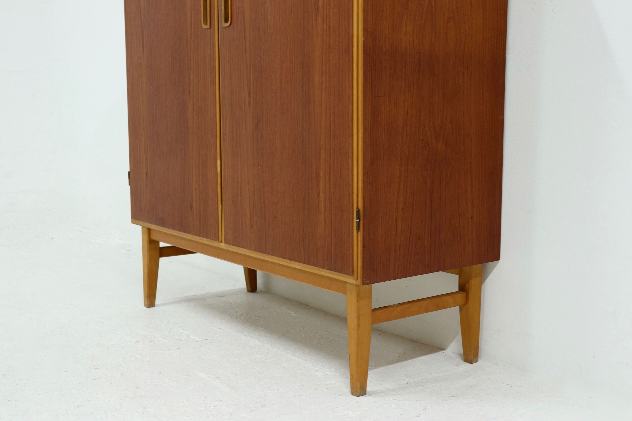 Armoire scandinave bicolore en teck et bouleau avec tiroirs des années 1960