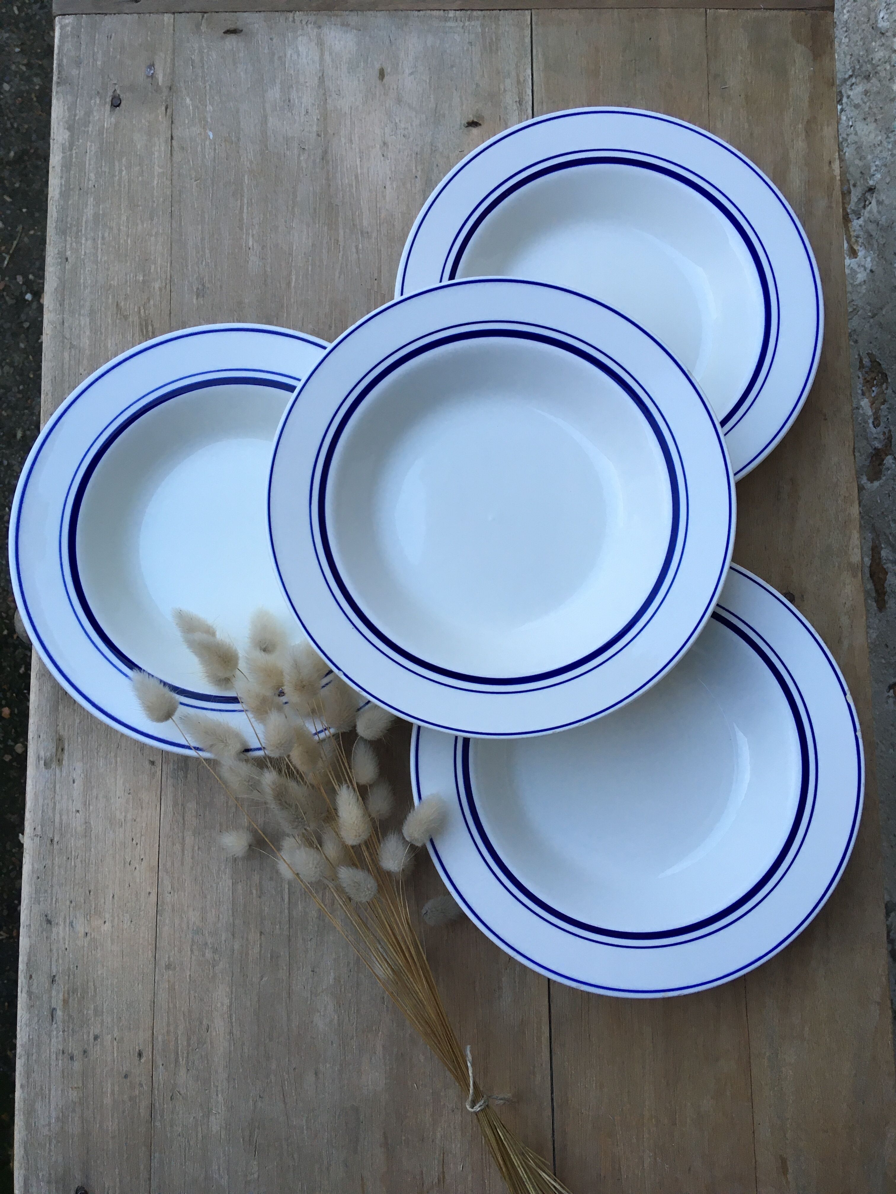 Hollow plates with blue trim Quadrifoglio