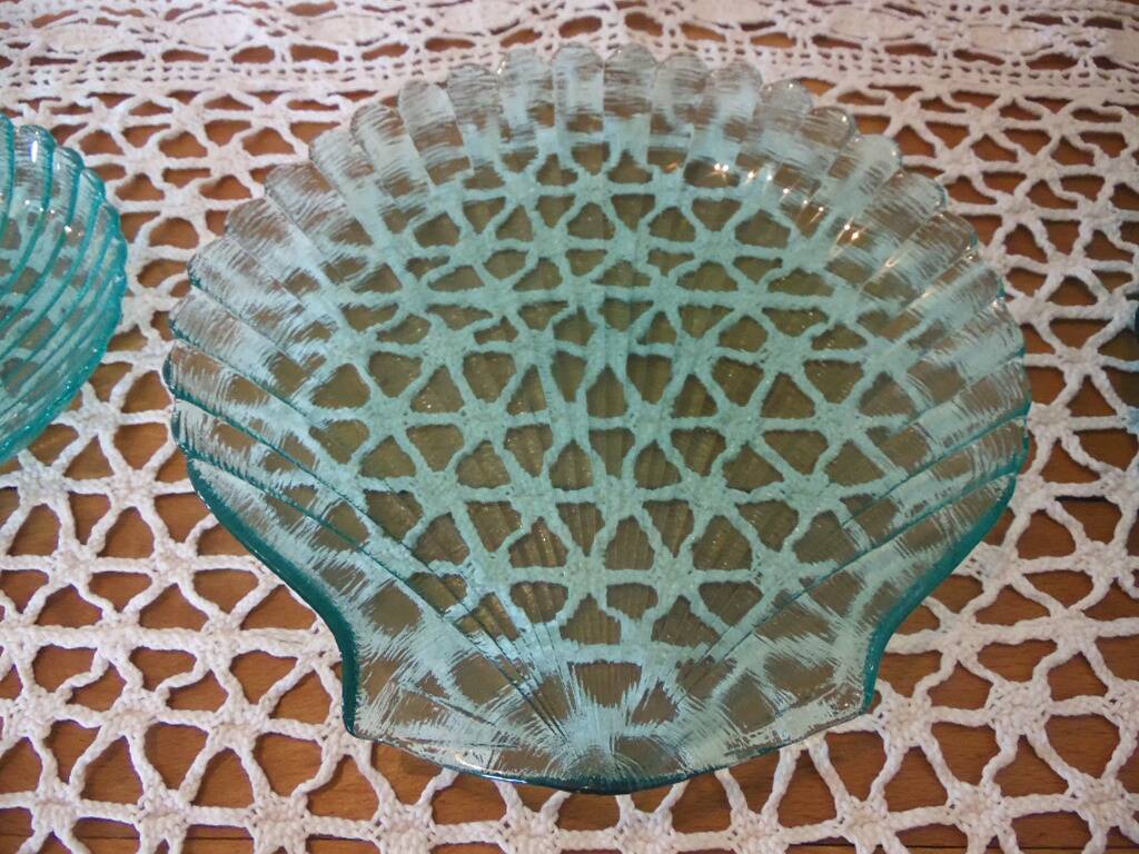Set of 8 green glass shell plates +1 small