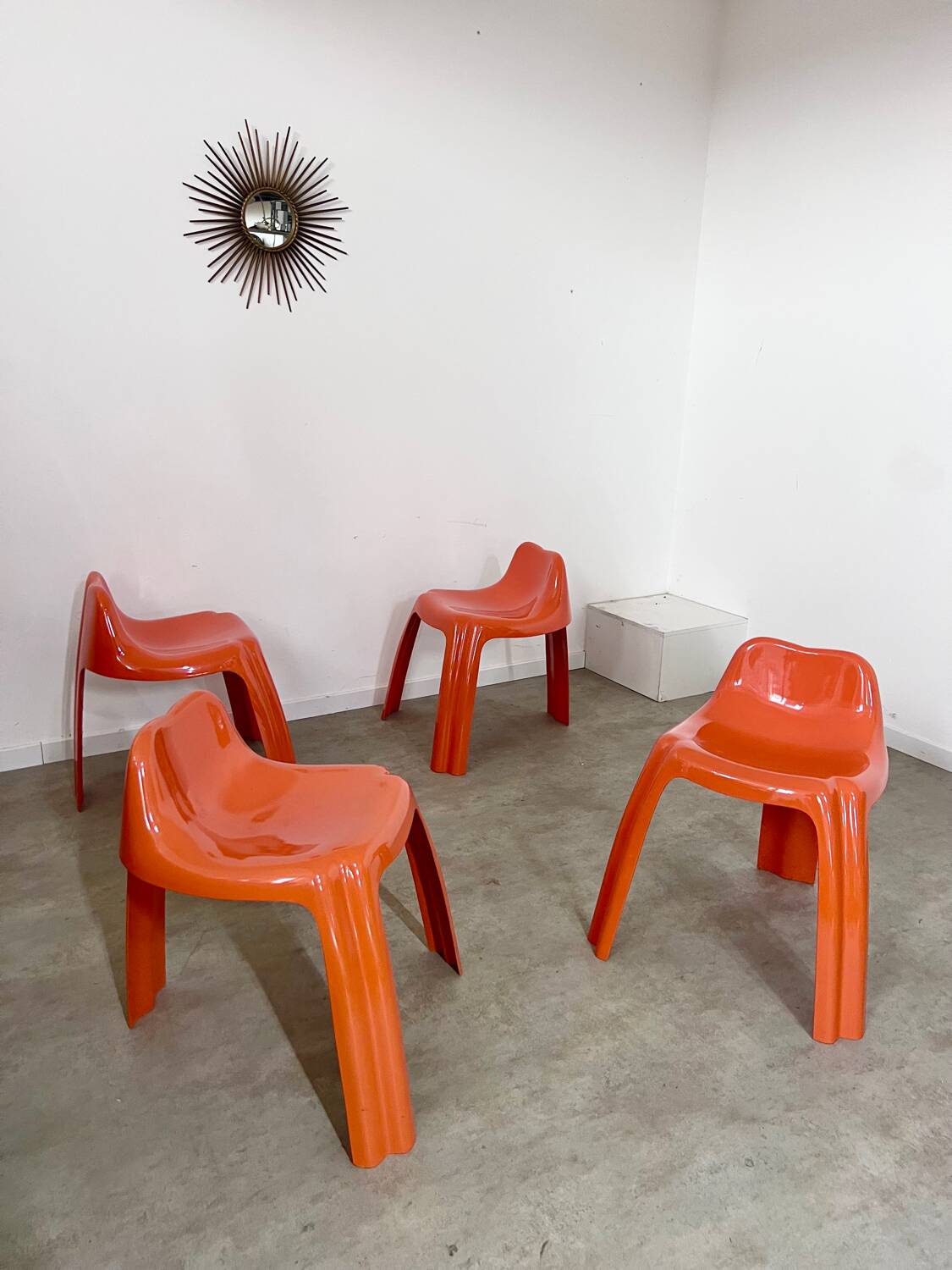 Table and 4 chairs in orange fiberglass design from the 70s Patrick Gingembre Paulus edition