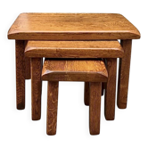 Anciennes tables gigognes brutalistes en bois verni – ensemble de 3