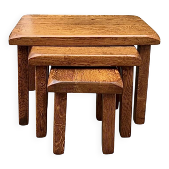 Anciennes tables gigognes brutalistes en bois verni – ensemble de 3