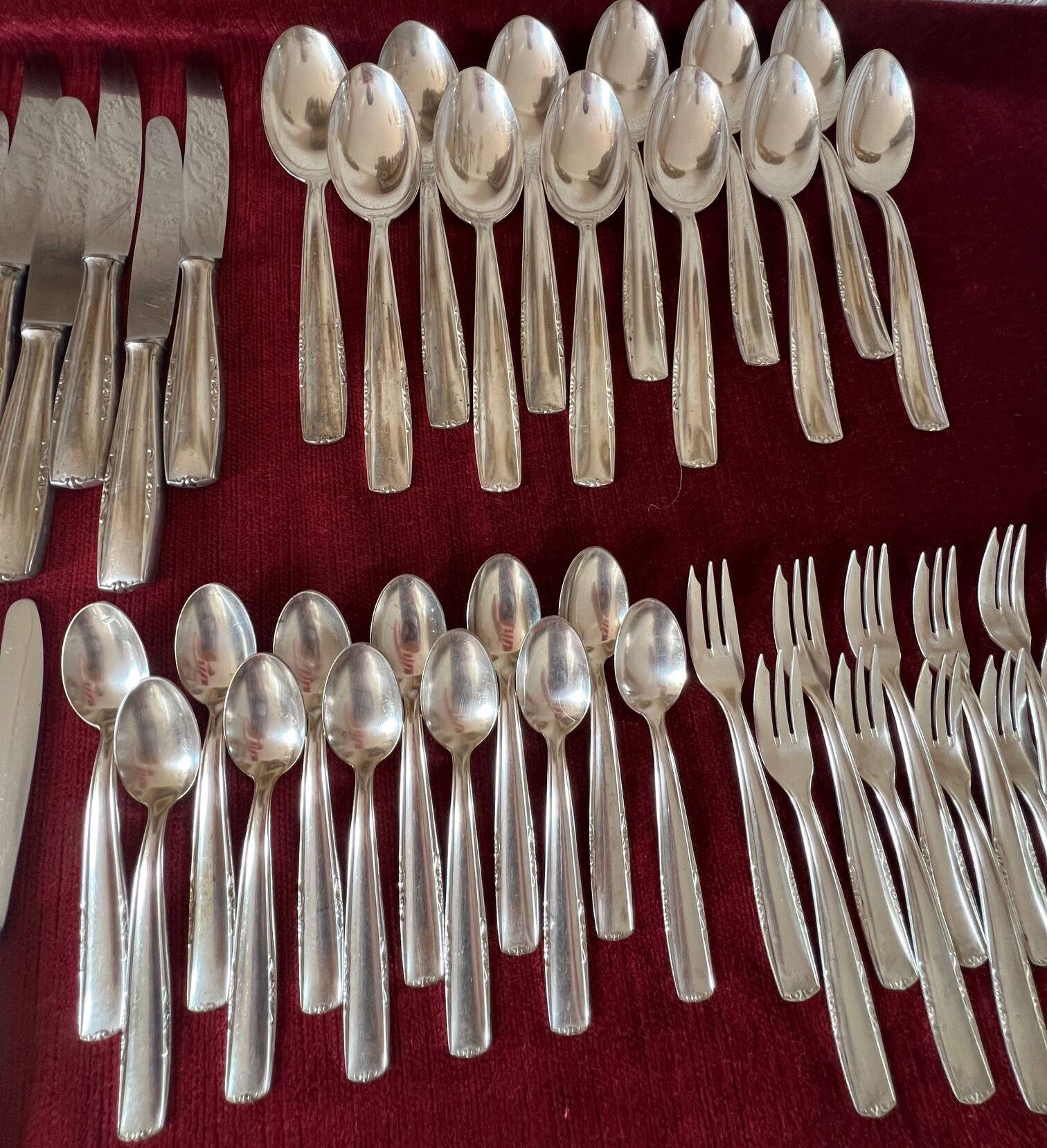 A cutlery set of 81 pieces.