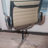 Good condition - EA 108 office chair in beige fabric and aluminum by Charles & Ray Eames for Herman Miller, signed - 1958