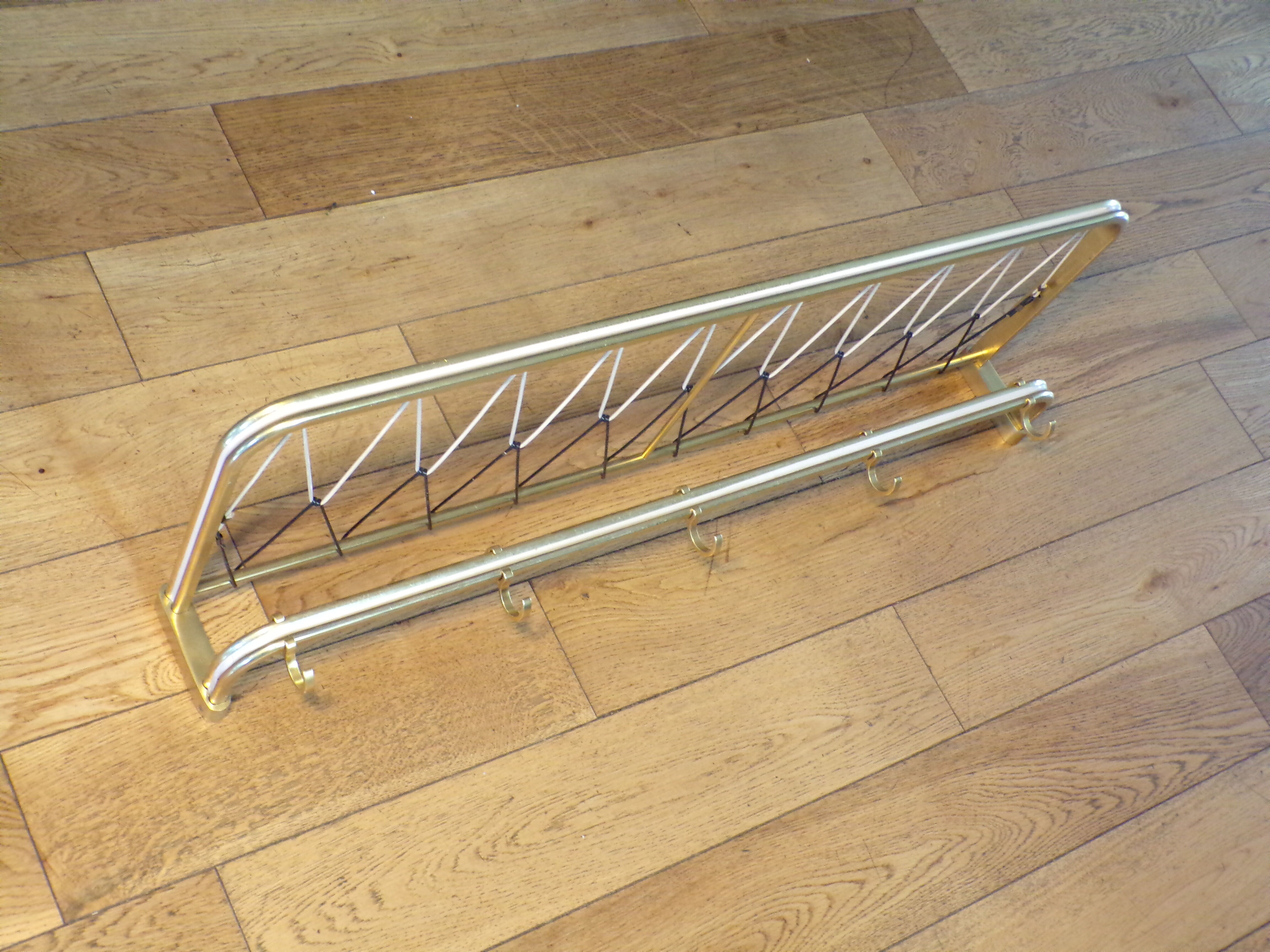 Coat rack style luggage rack