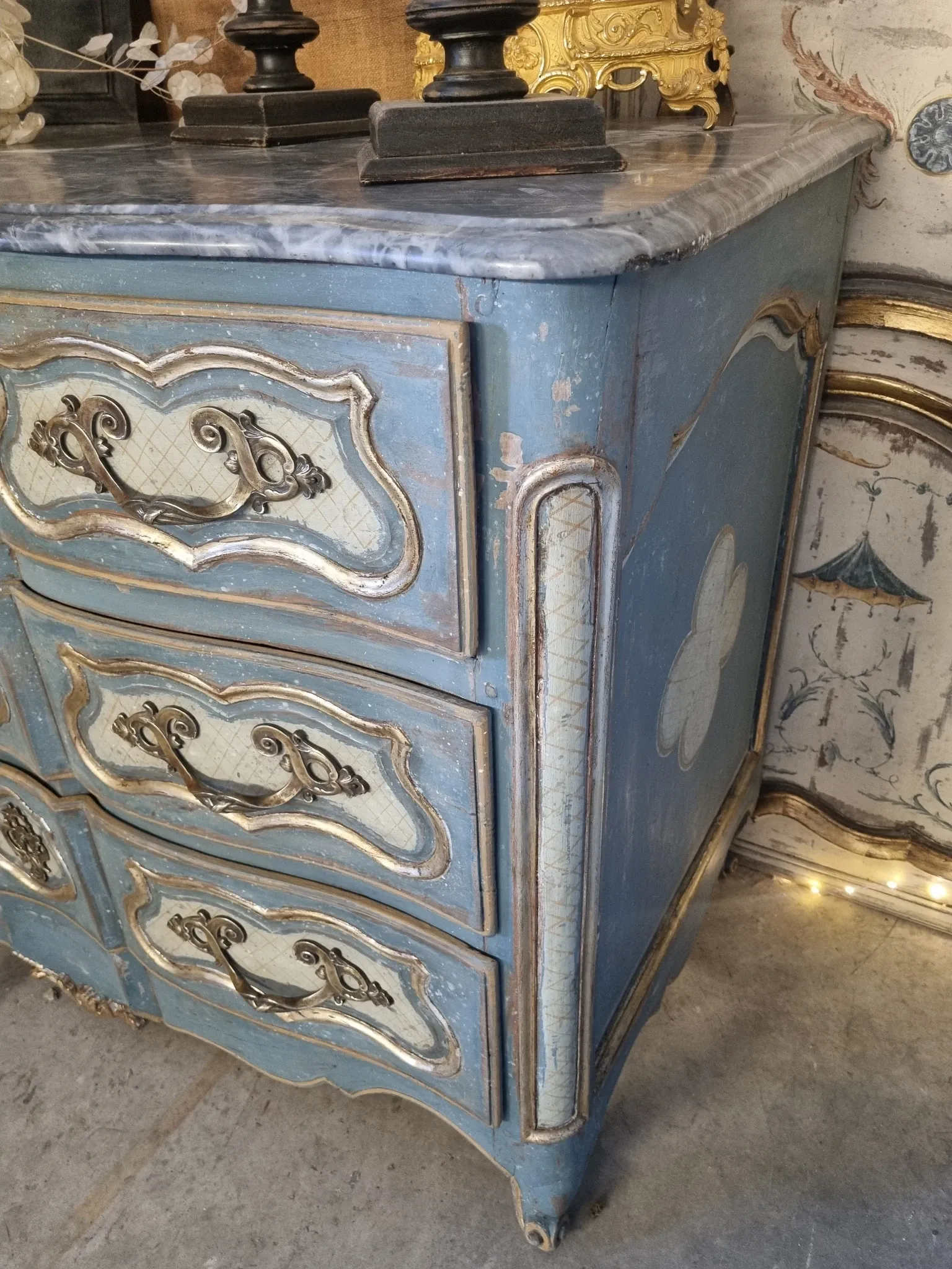 Chest of drawers