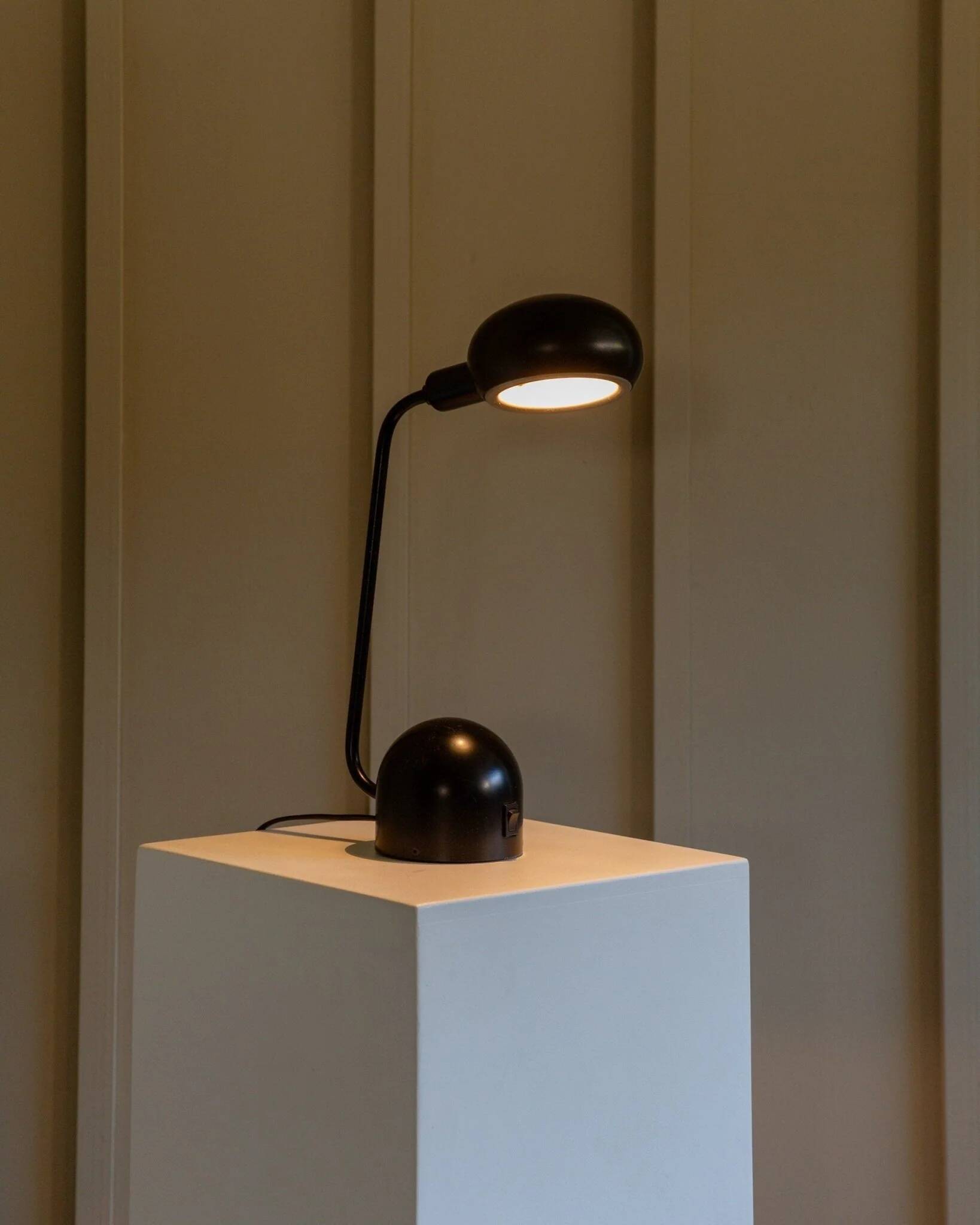 Black metal adjustable desk lamp, postmodern Memphis style, Italian 1980s design, swivel head