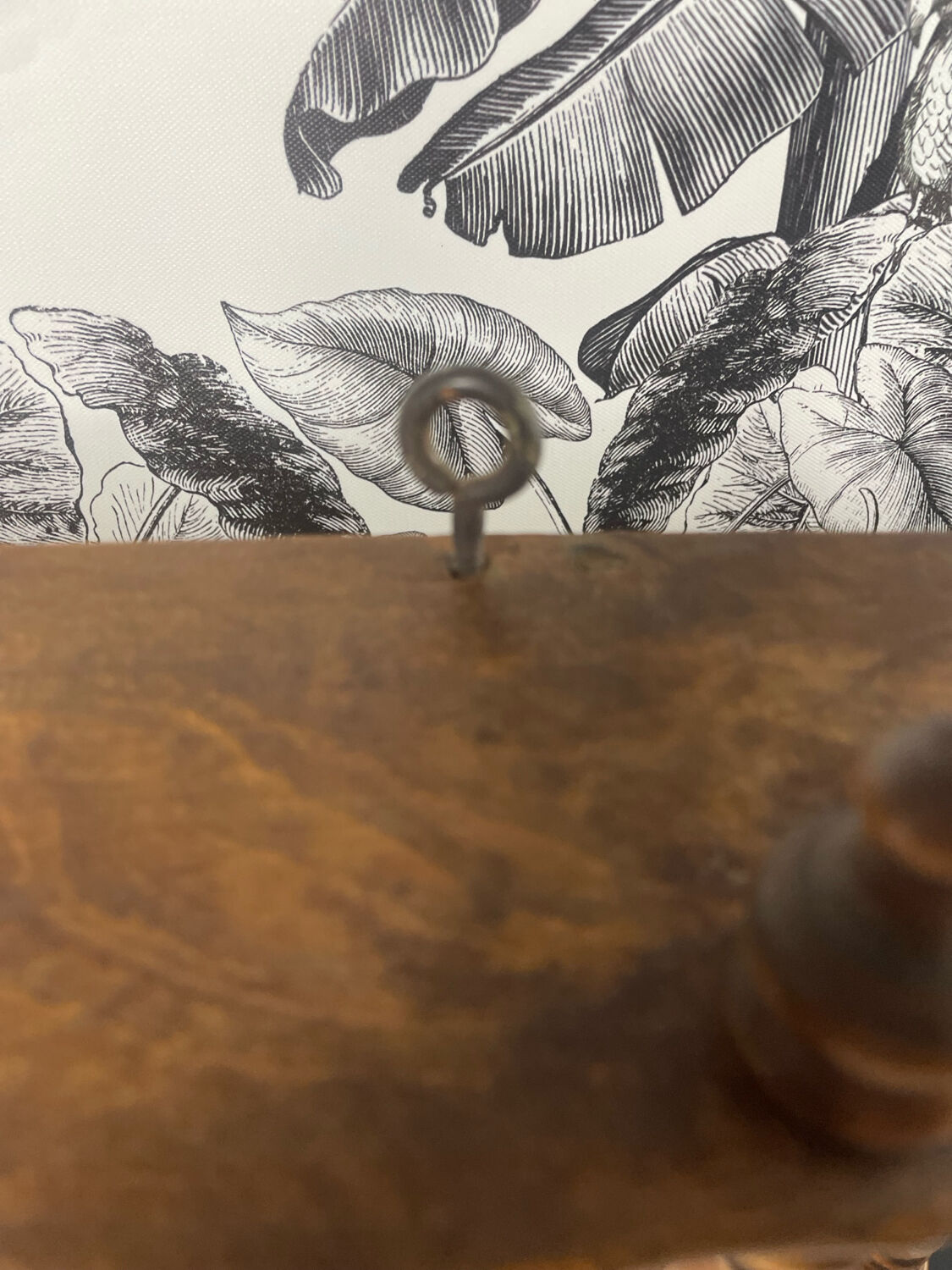 Étagère en bois tourné