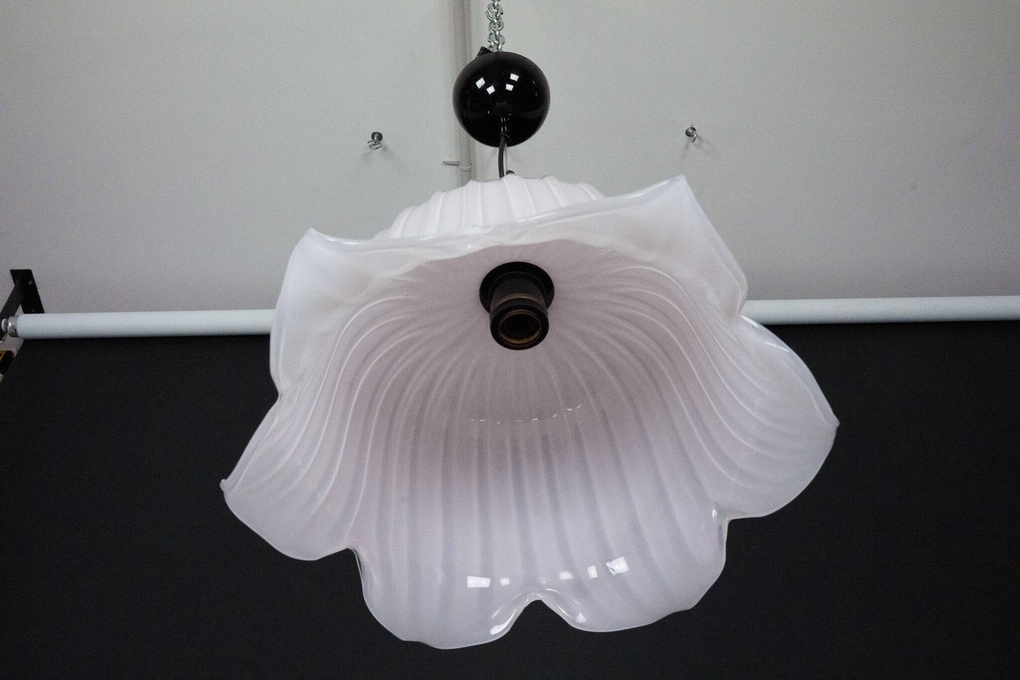 Large vintage flower-shaped chandelier in pink Murano glass, Italy 1980s.