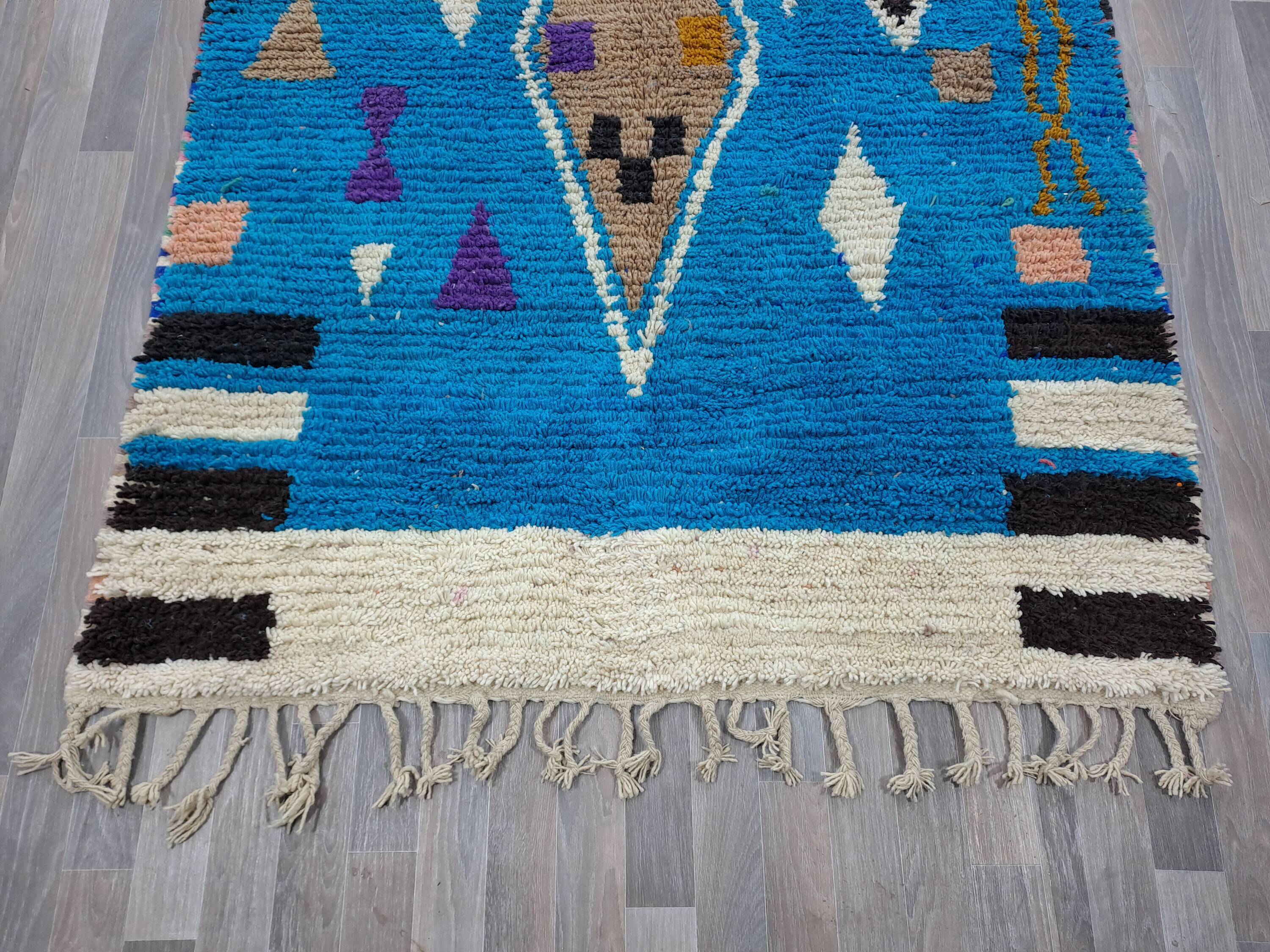 Large Moroccan rug made of natural wool, dimensions 250x150 cm, handmade.