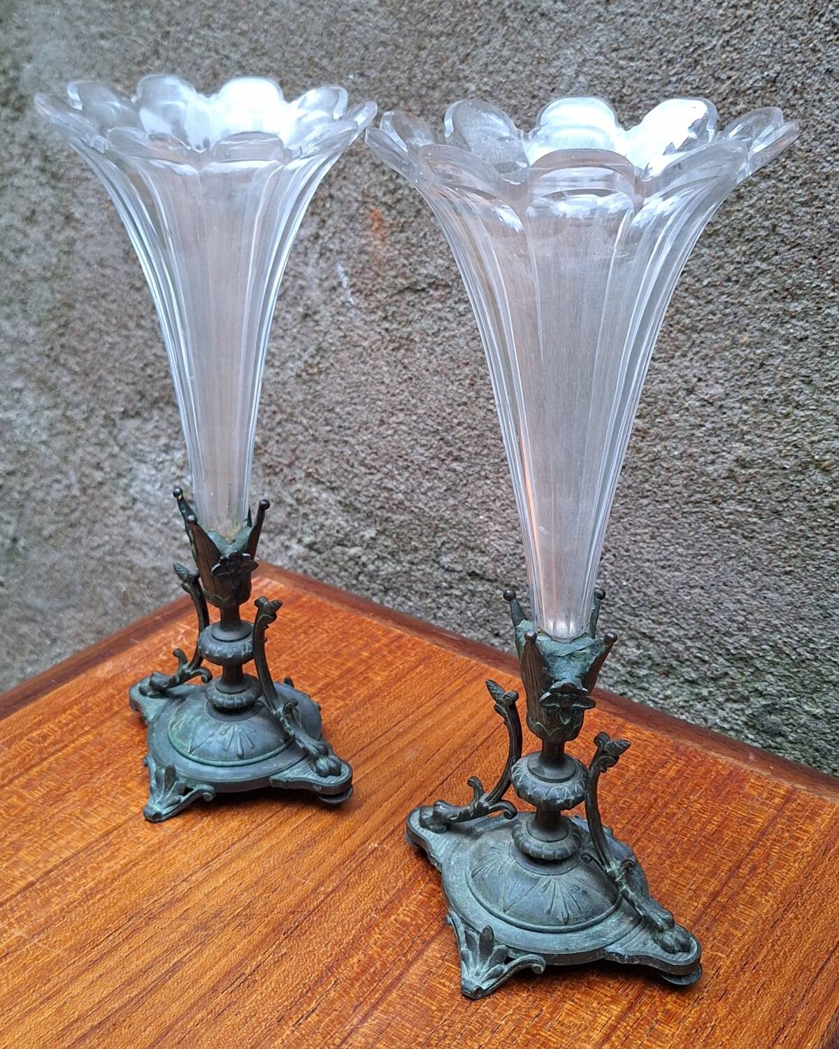 Pair of cornucopia vases in bronze and crystal, 19th century.