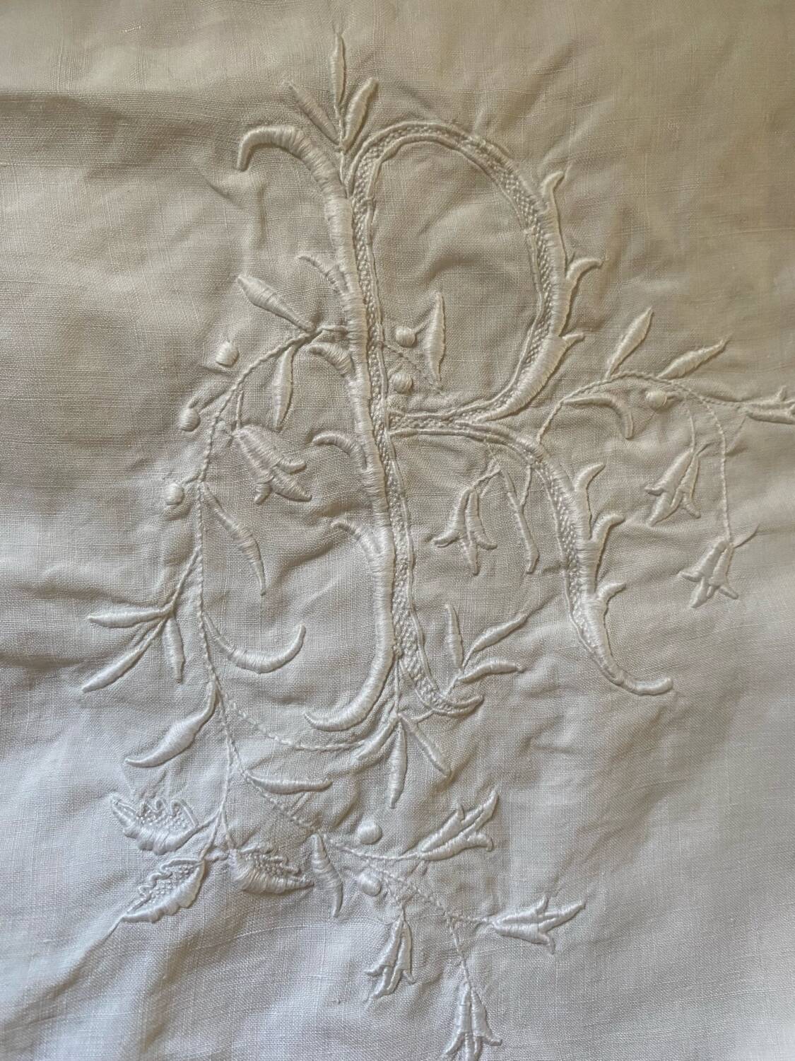 Drap de trousseau monogramme RC vers 1900.