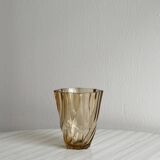 Petit vase en verre torsadé rose translucide