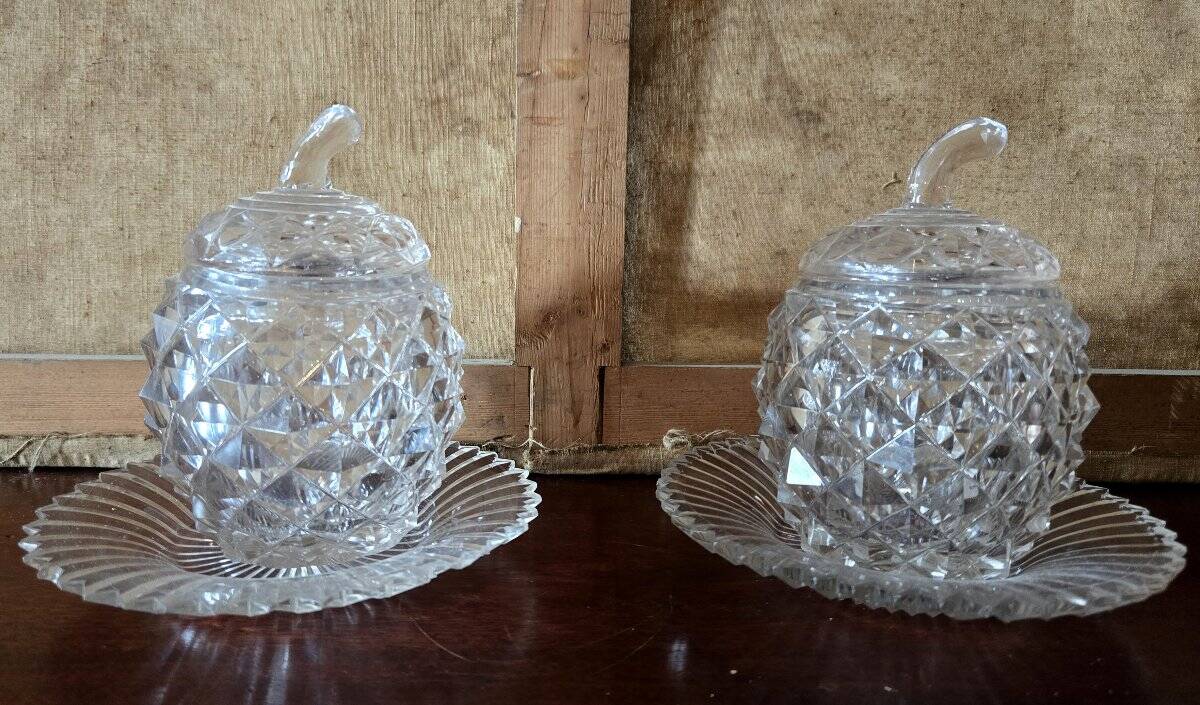 Pair of covered pots in cut crystal shaped like pineapples with stands – H 19 cm