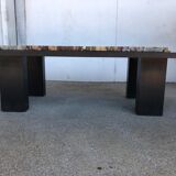 Table basse avec plateau en bois pétrifié