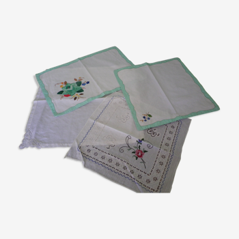 4 placemats with embroidery