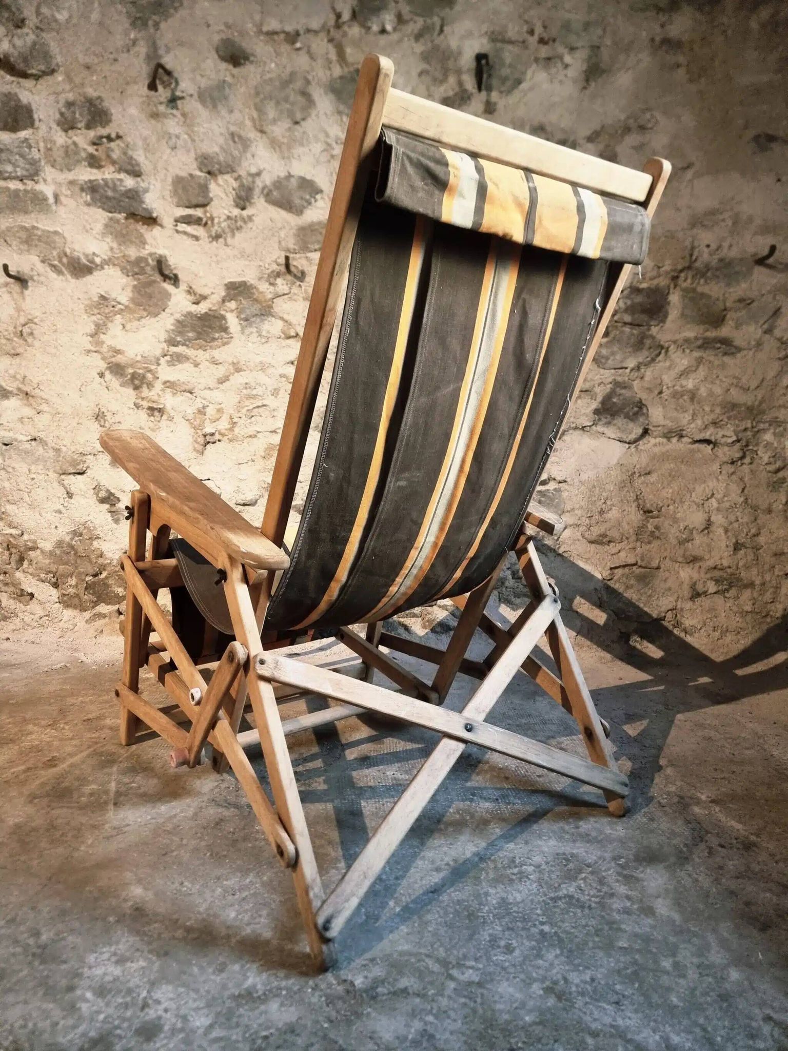 Vintage French folding lounge chair – 1950s/60s in beech with striped canvas, adjustable recliner