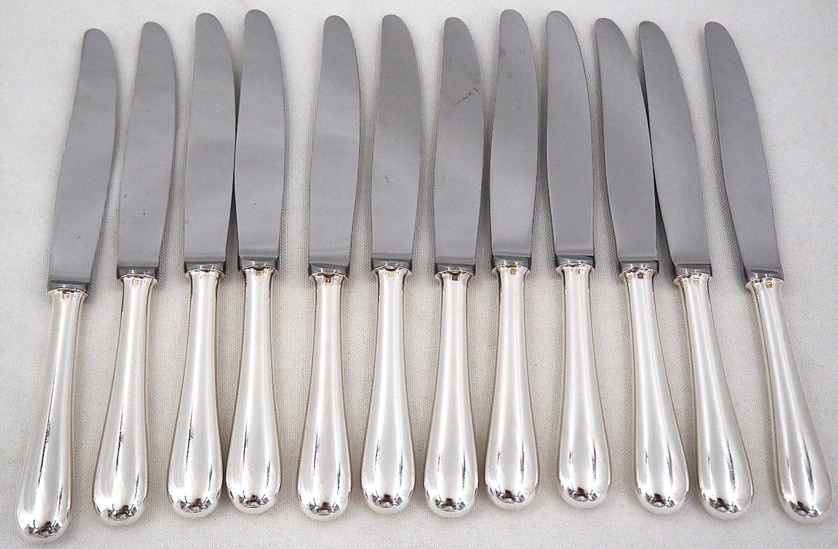 Christofle modèle Baguette, 12 couteaux de table en métal argenté, en parfait état.