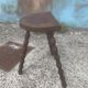 Ancien tabouret tripode