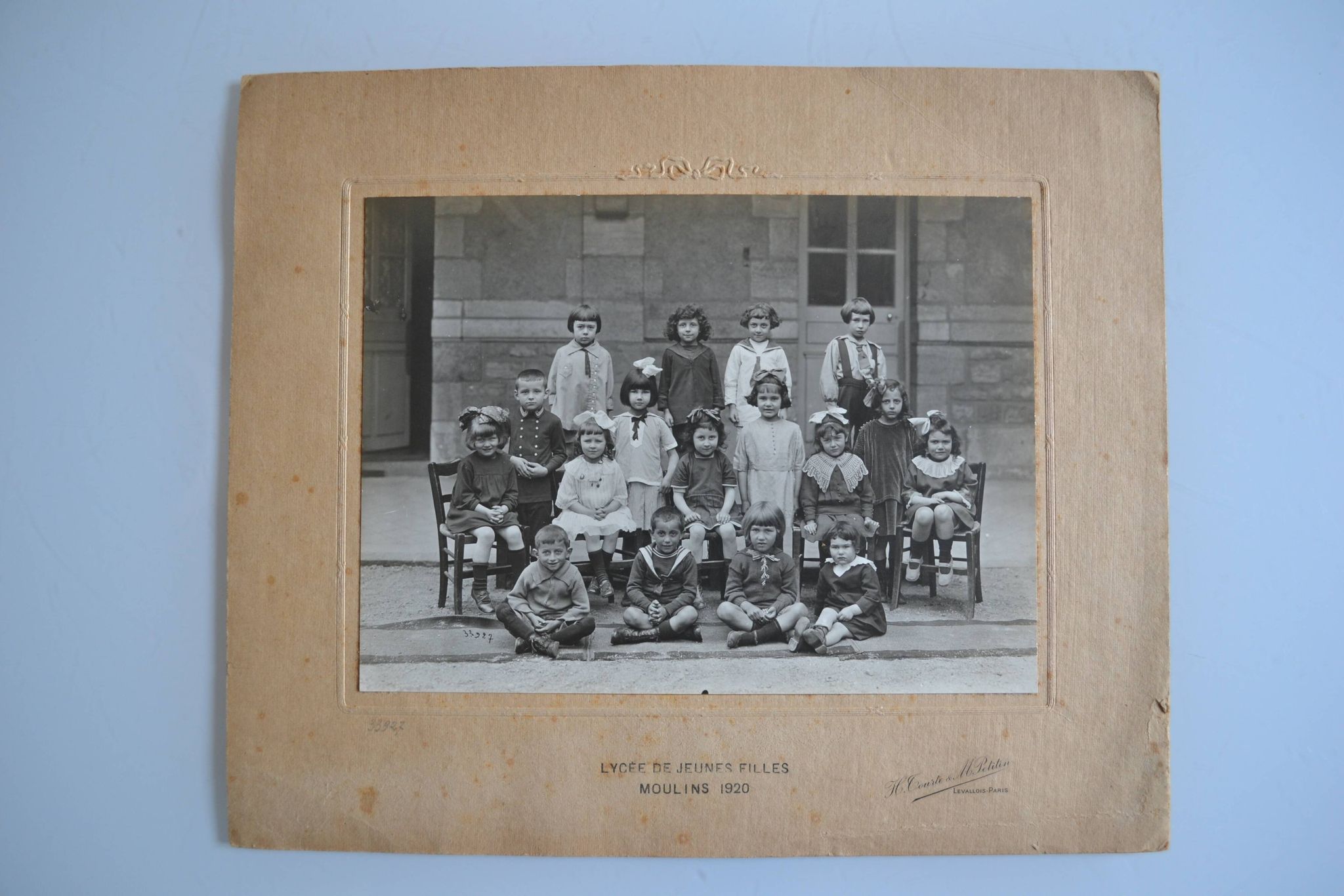 Old photo of class of girls' high school Moulin 1920