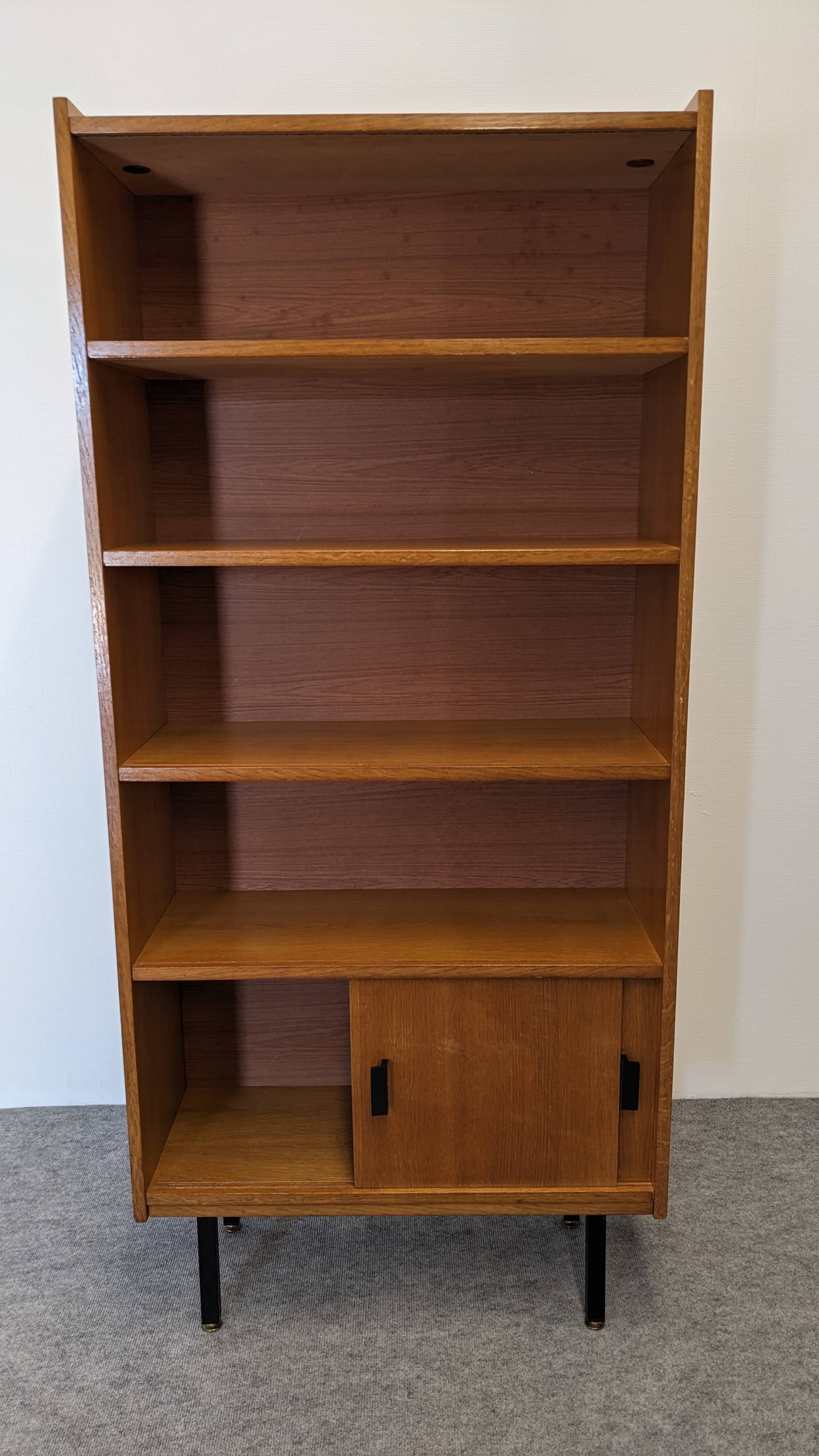 Modernist bookcase in blond oak, 1950s-1960s