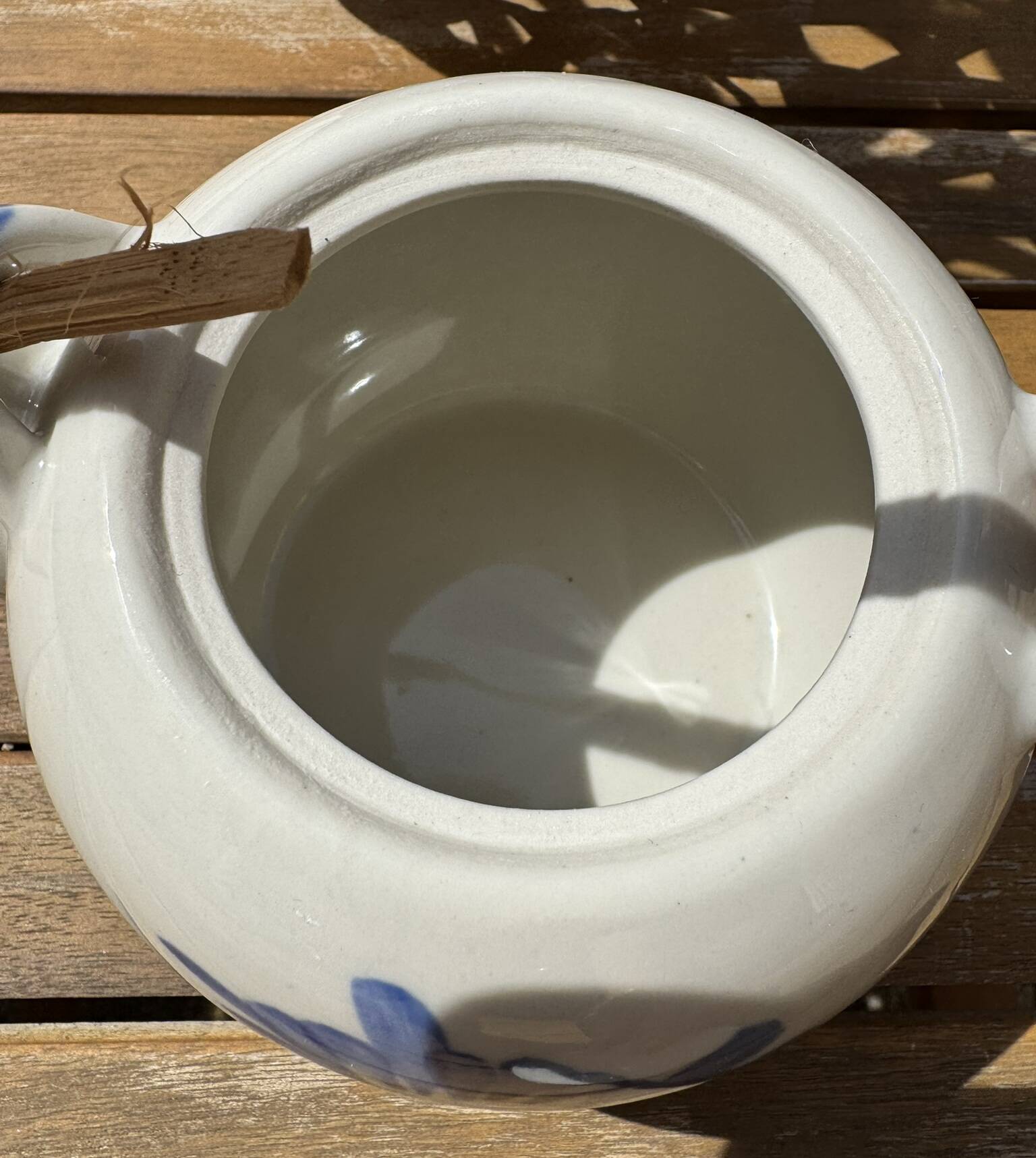Vintage ceramic tea set for 6 bowls and a teapot.