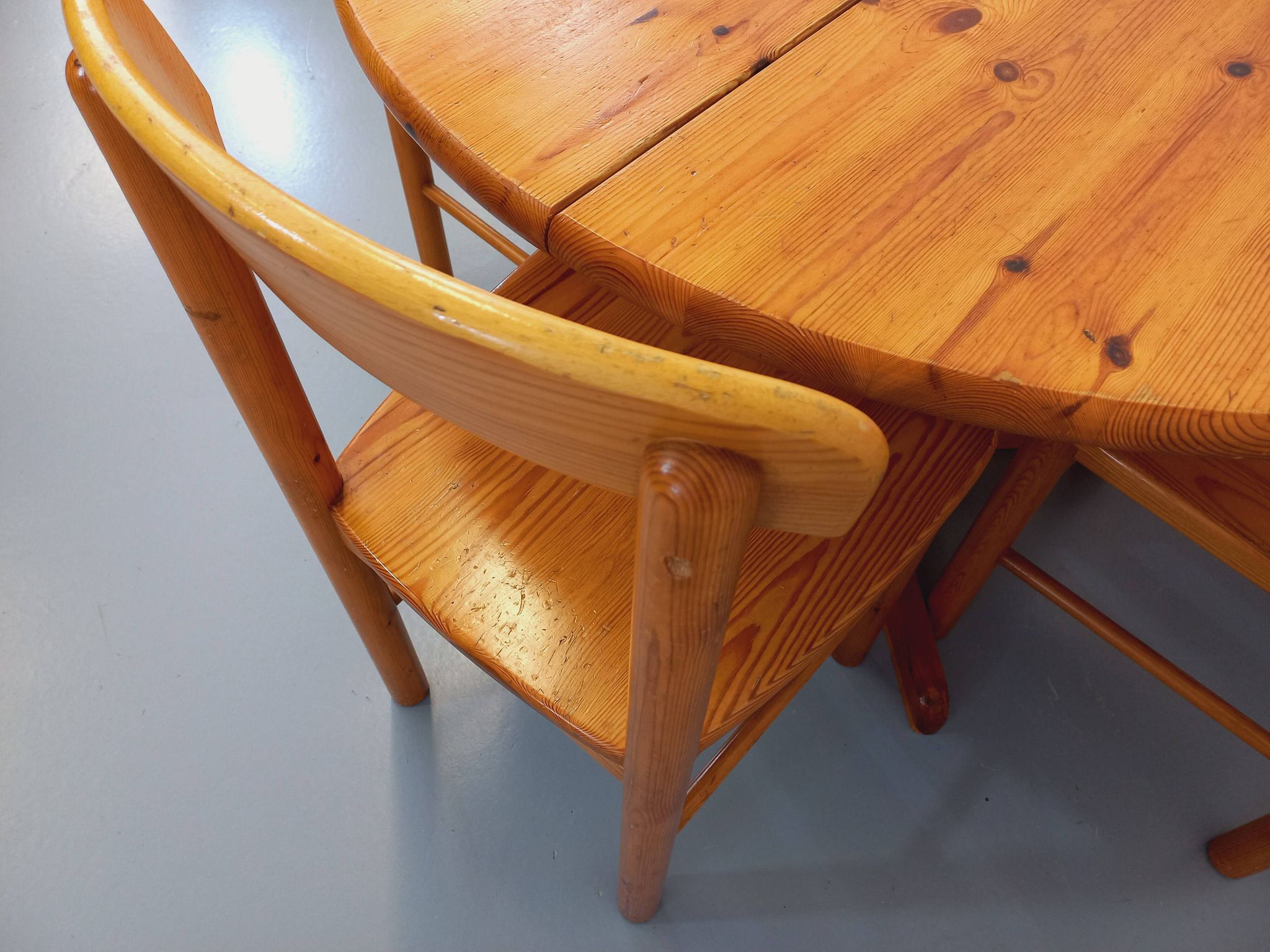 Suite of a round table with extension and 4 vintage pine chairs from the 60s and 70s