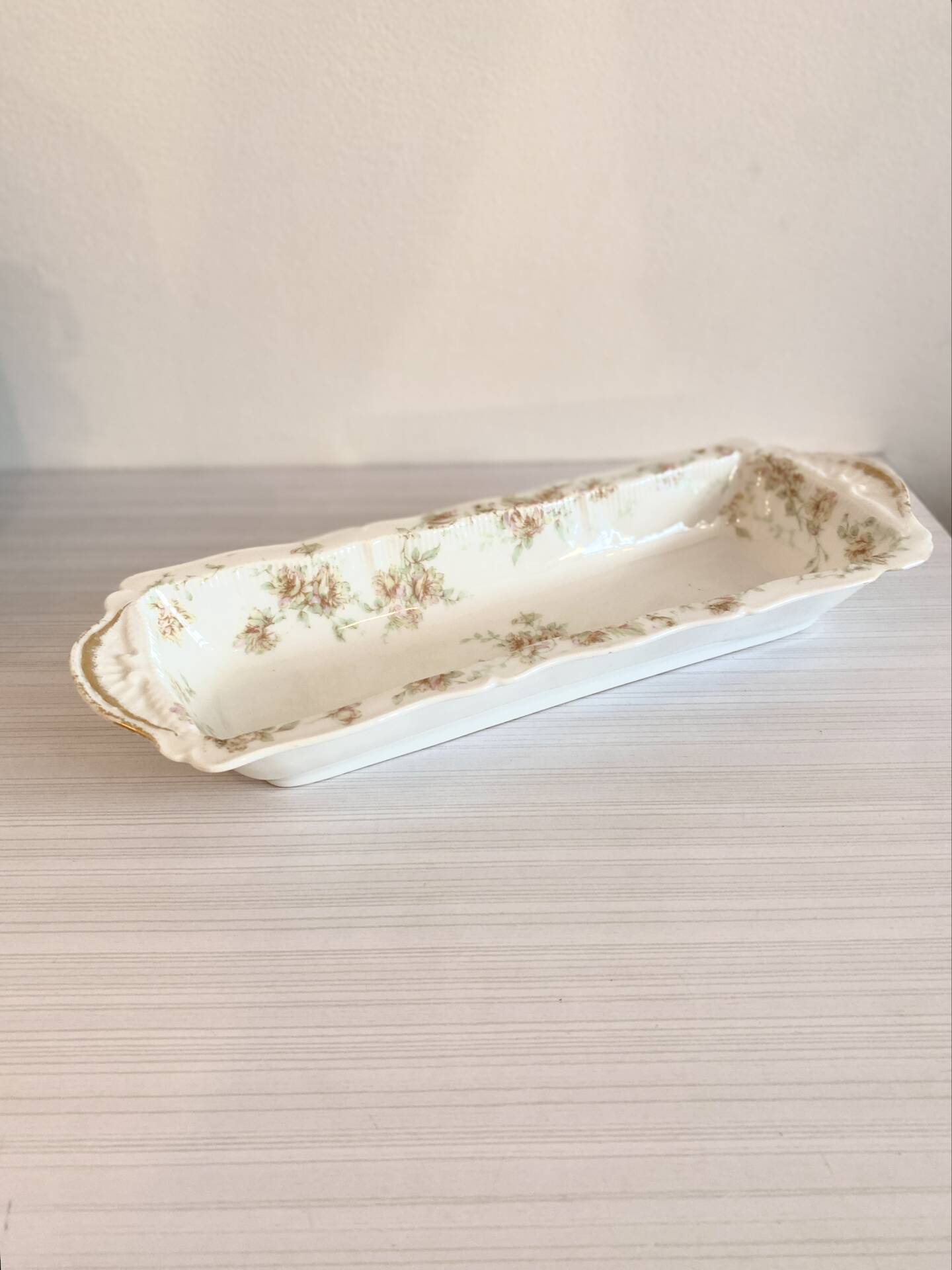 2 antique serving dishes made of Haviland porcelain from the late 19th to early 20th century.
