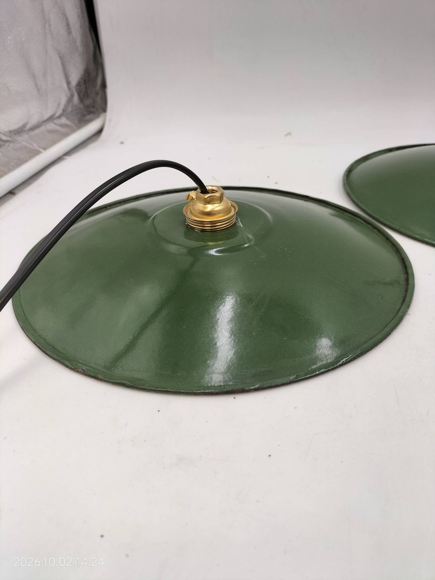 Suspensions in enamelled sheets