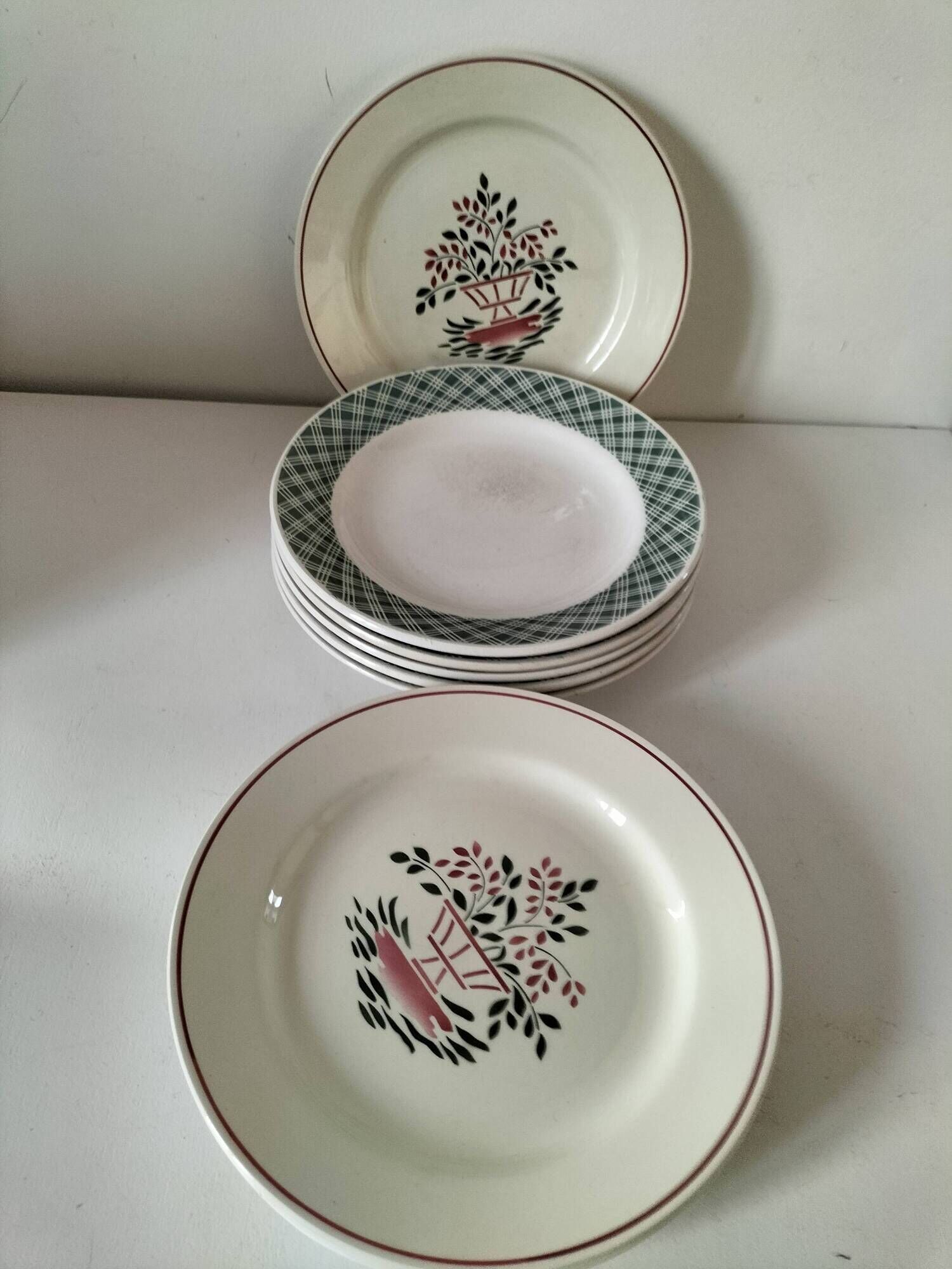 Mix of 10 ironstone plates, HBCM Agnès decoration - St Amand decoration 2070
