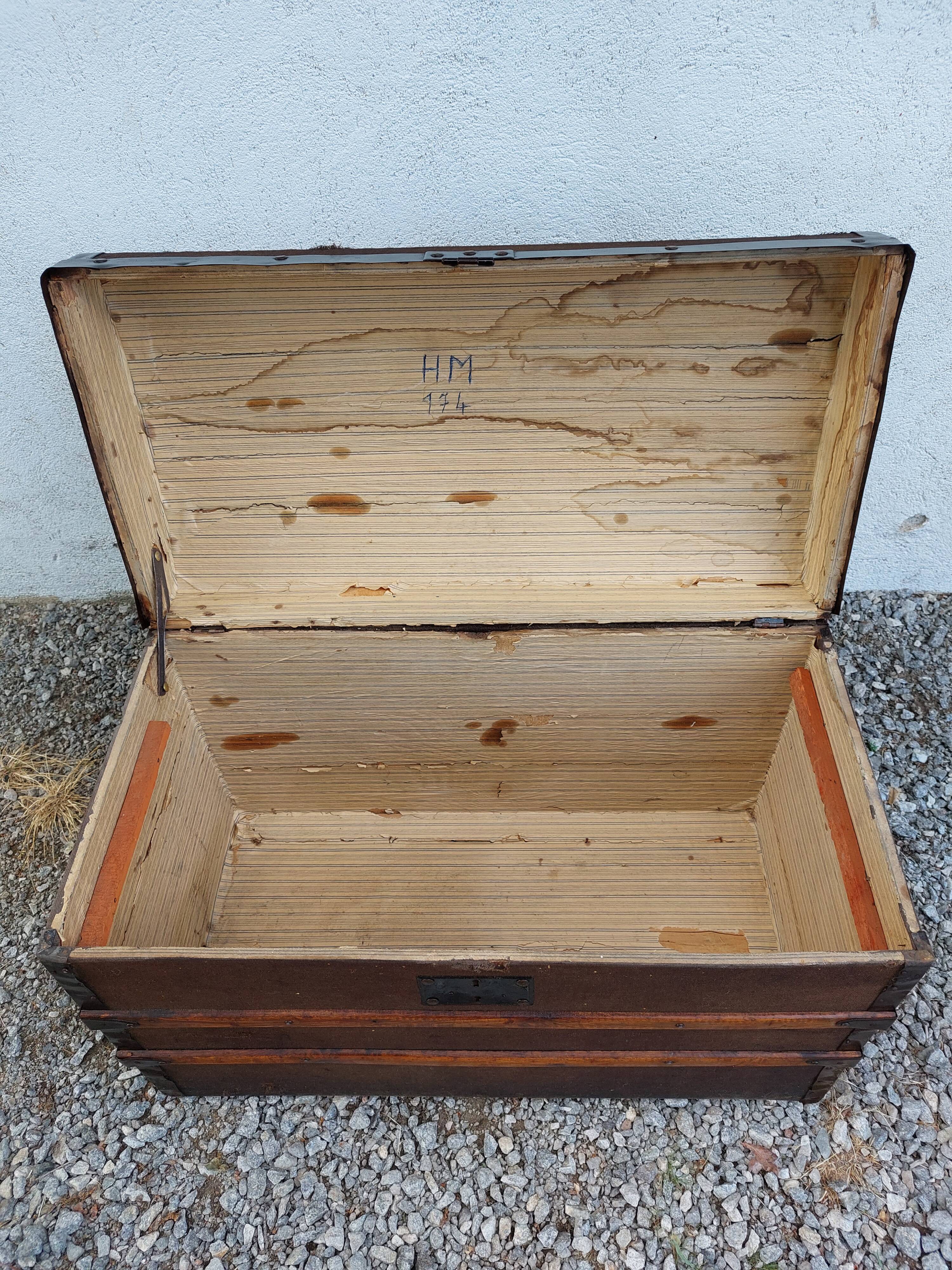 Storage trunk, trunk