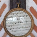 Round gilded glass frame
