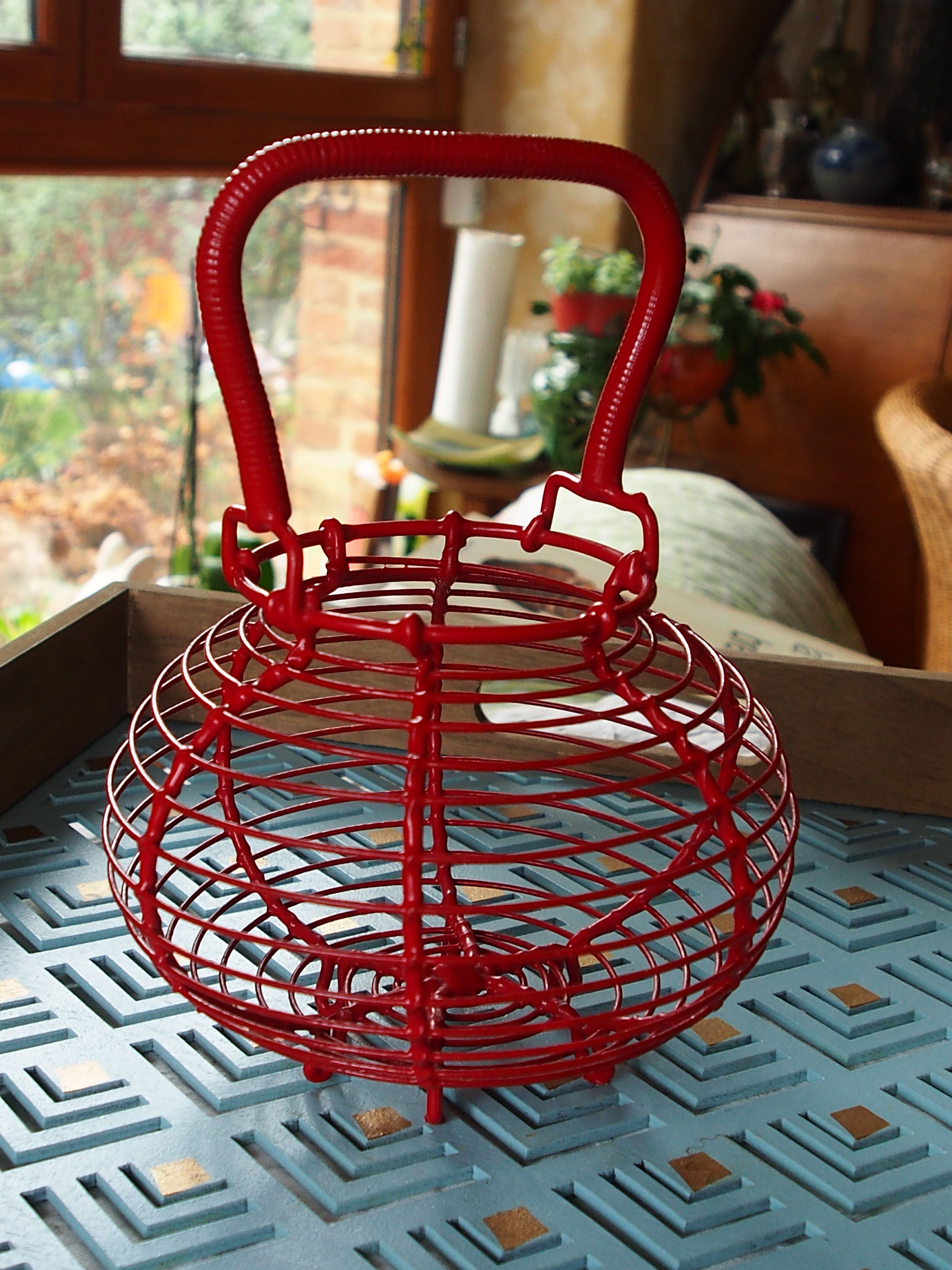 Egg basket in wire painted red, vintage from the 1970s