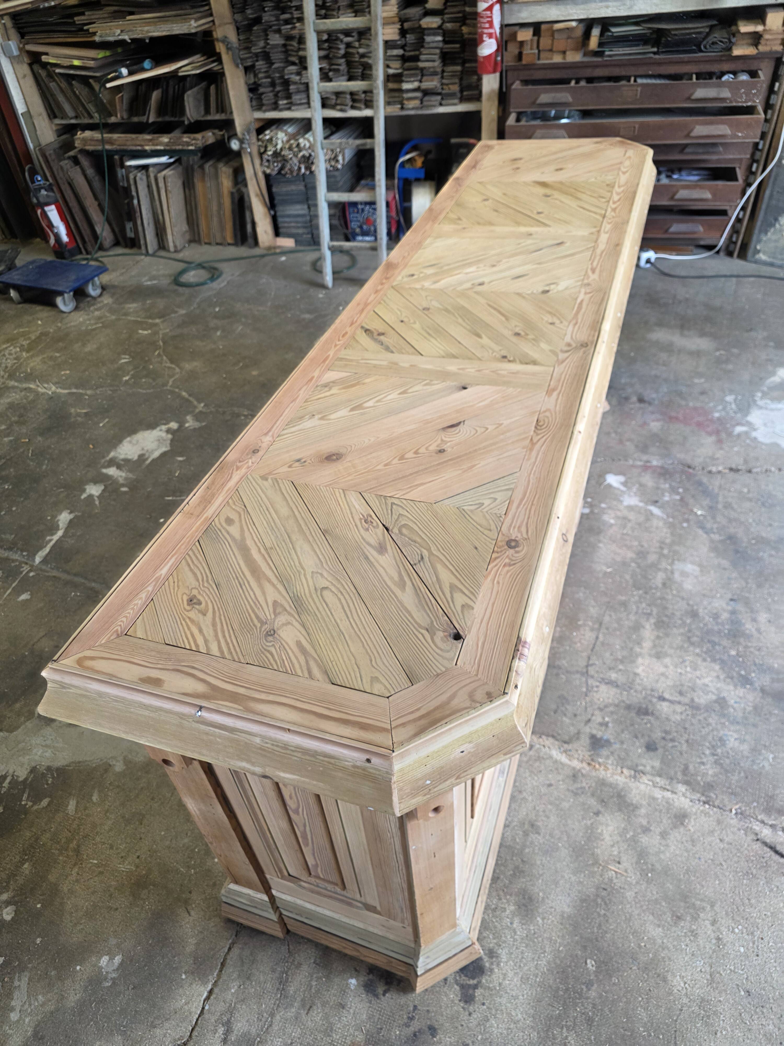 Bistro counter with a Hungarian point design.